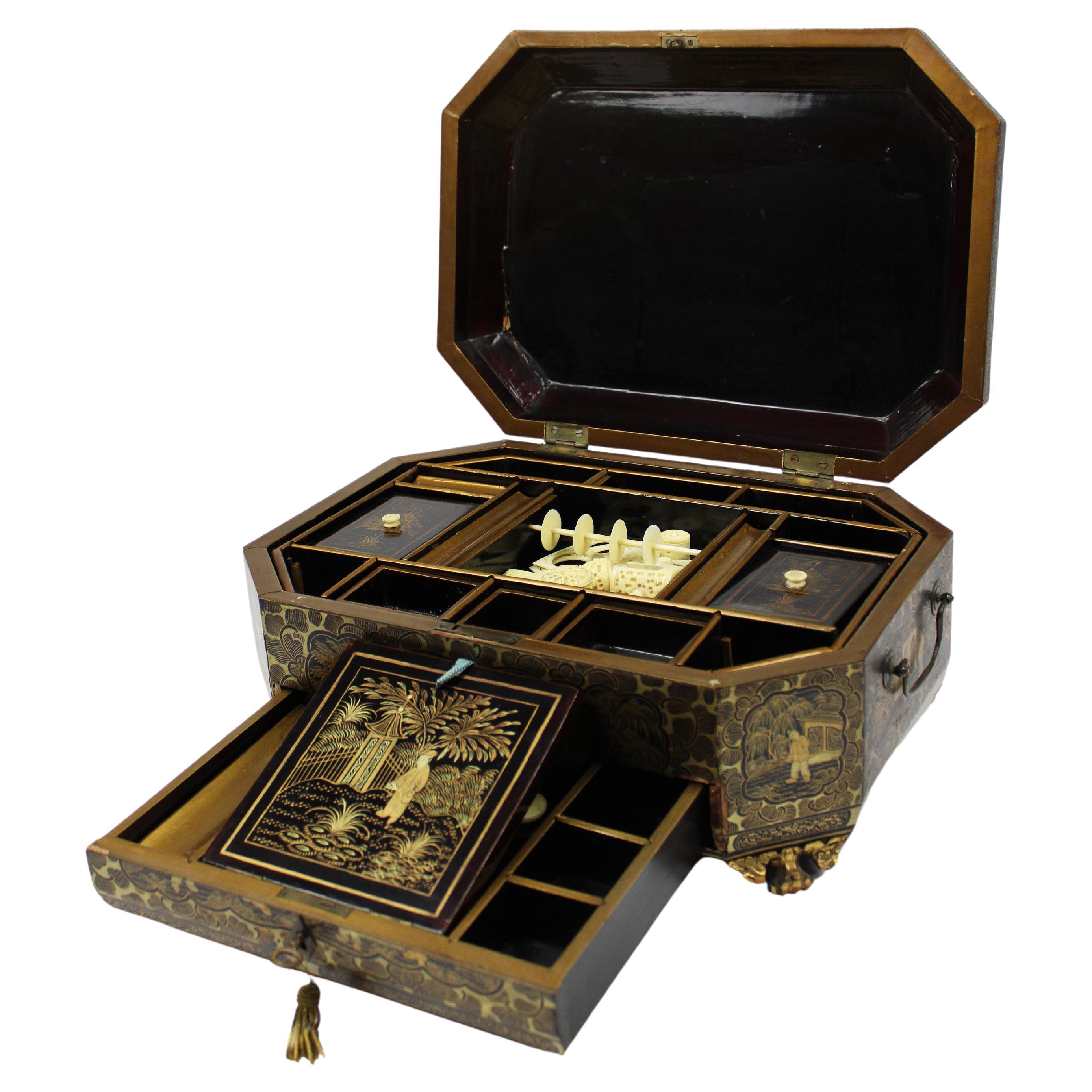 Boîte à couture chinoise ancienne laquée noire et dorée du 19ème siècle