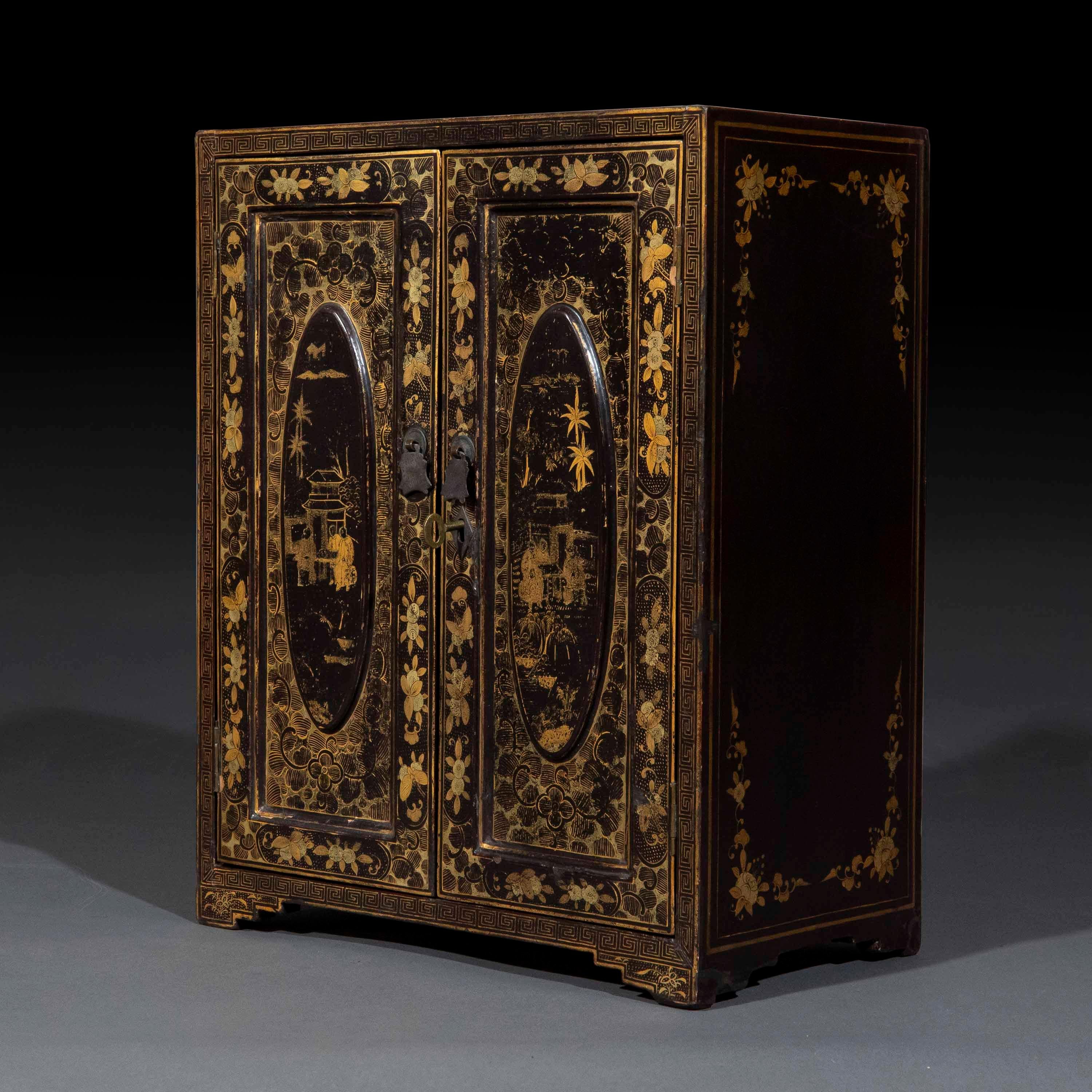 19th Century Chinese Lacquer Table Cabinet or Jewelry Box For Sale 1