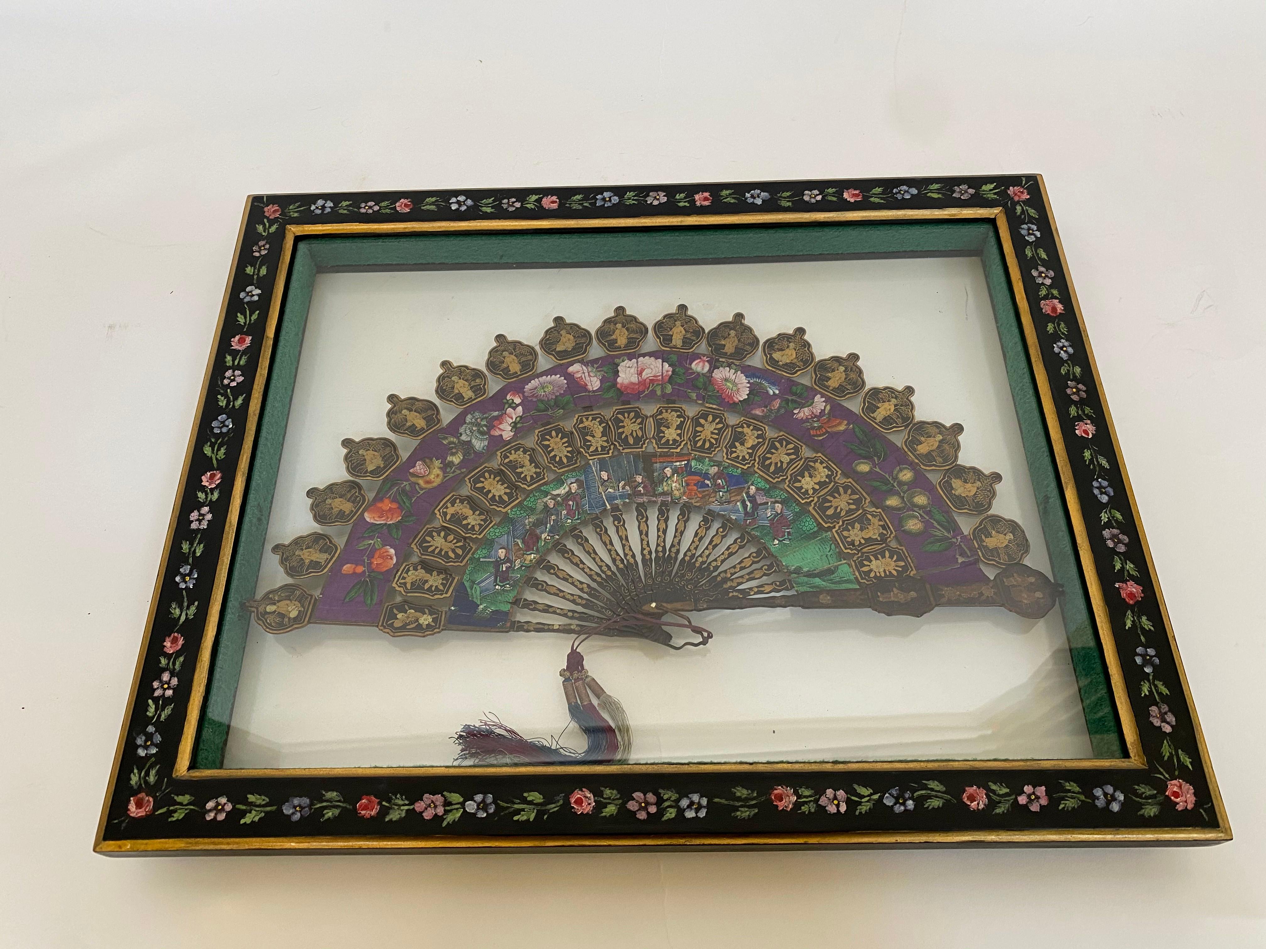 19th Century Chinese Lacquered and Giltwood Frame Fan For Sale 7