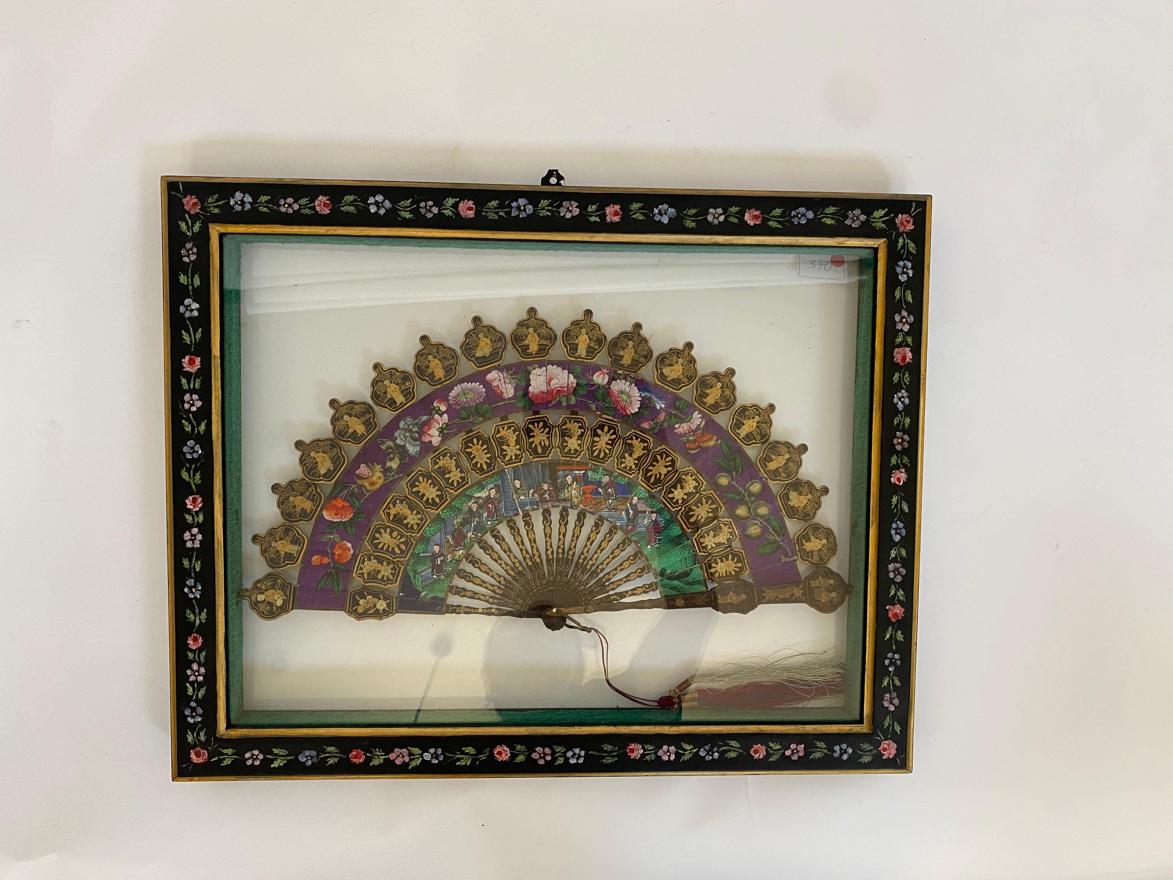 19th Century Chinese Lacquered and Giltwood Frame Fan In Good Condition For Sale In Brea, CA