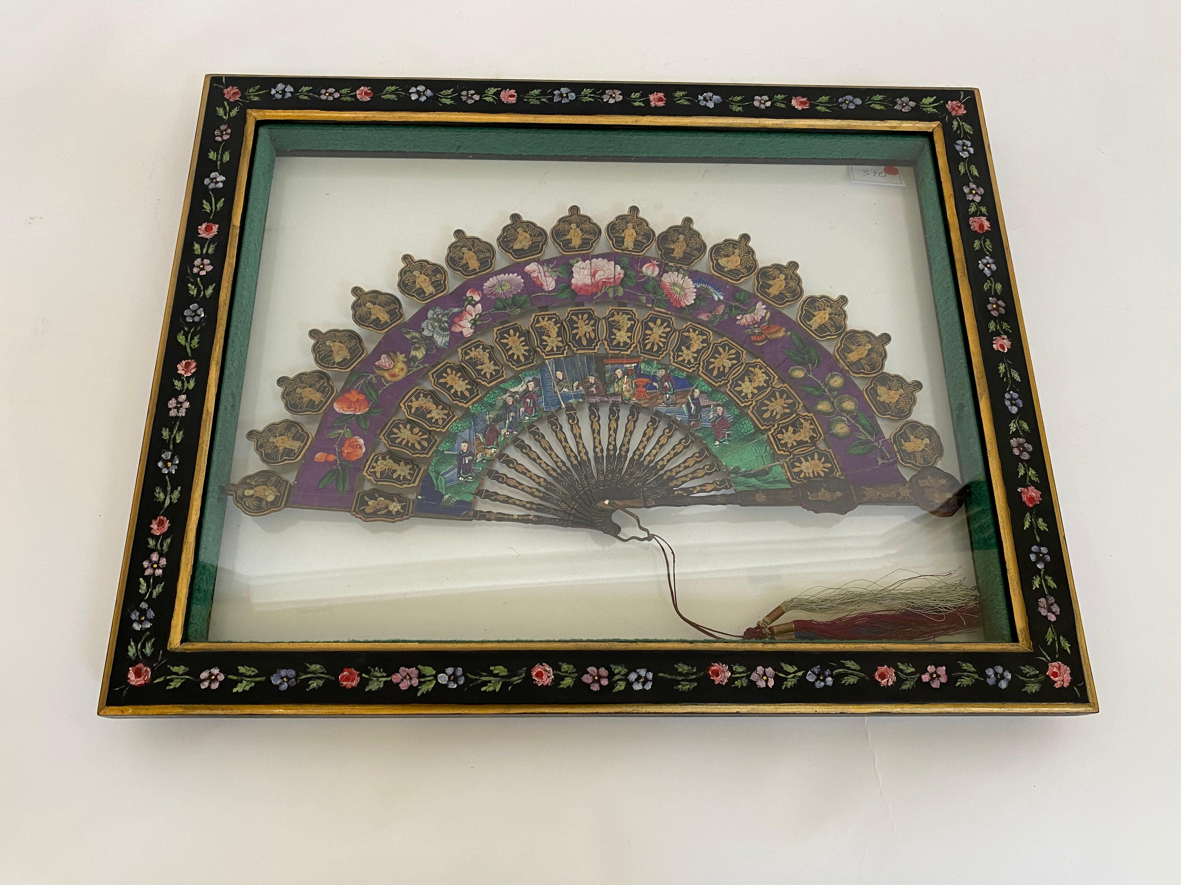 19th century Chinese lacquered and giltwood frame fan with chinoiserie decoration double leaf depicting Chinese daily scenes, animals and flowers with original case and framed, minor loses and faults, very beautiful and good condition.