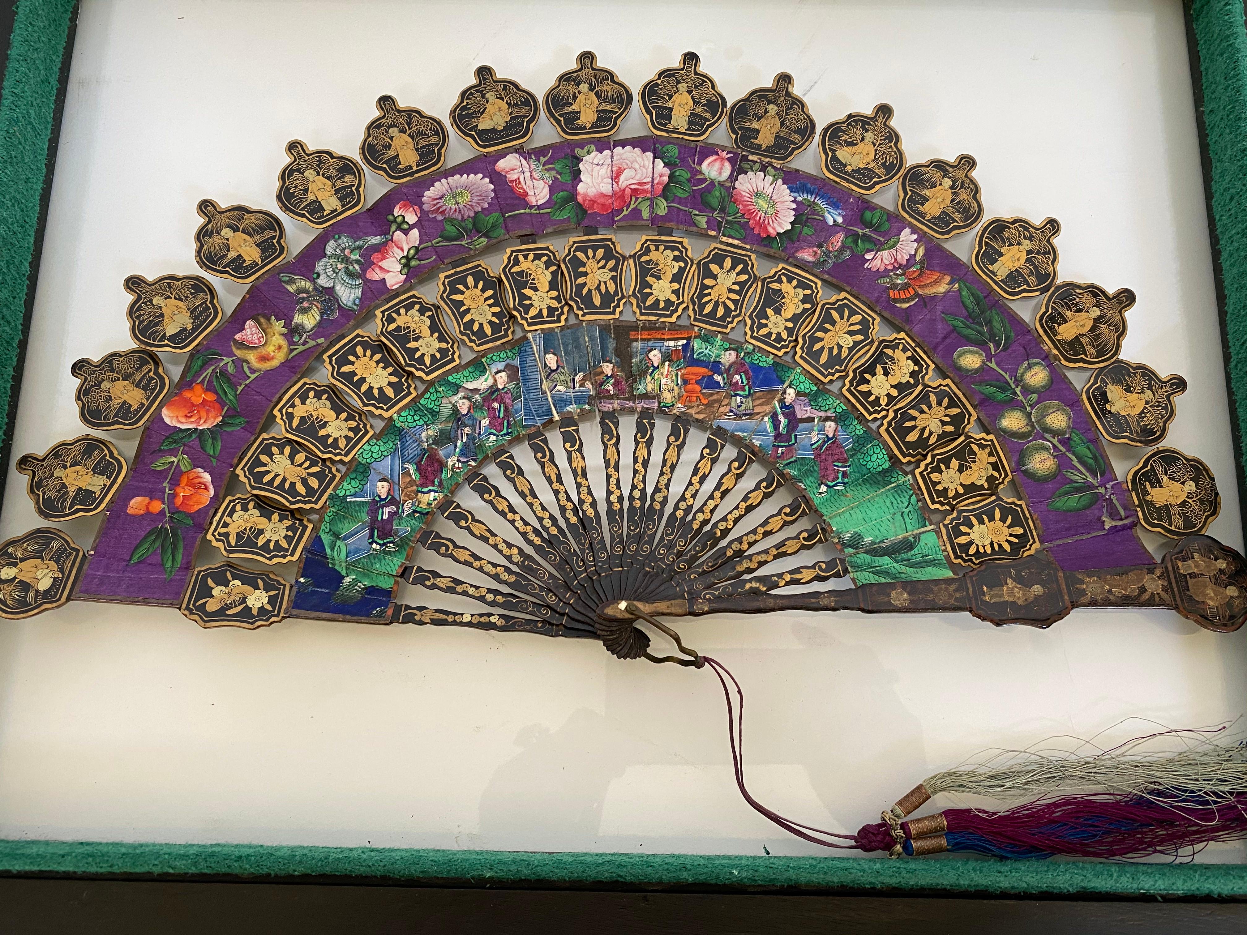 19th Century Chinese Lacquered and Giltwood Frame Fan For Sale 1