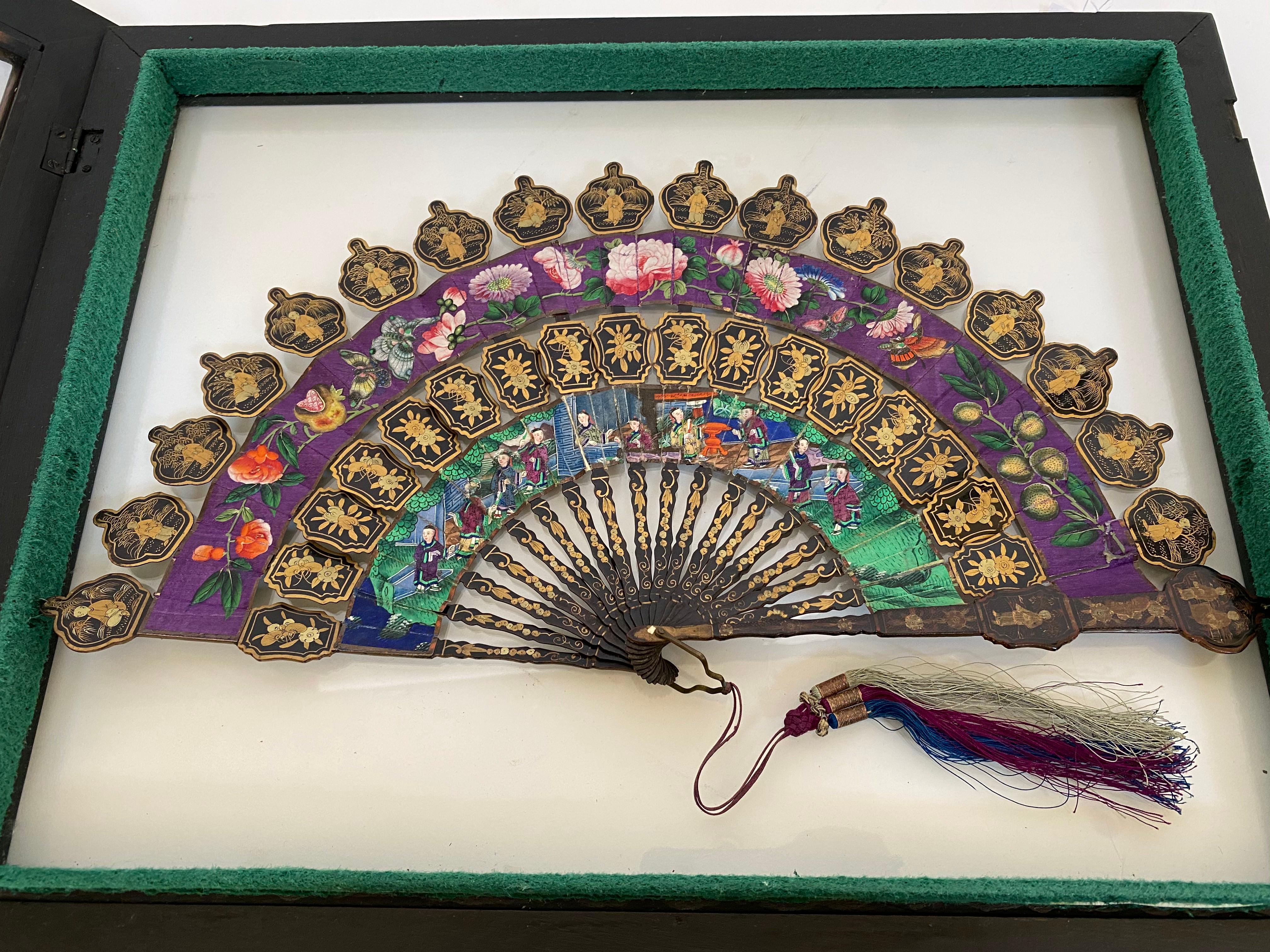 19th Century Chinese Lacquered and Giltwood Frame Fan For Sale 3