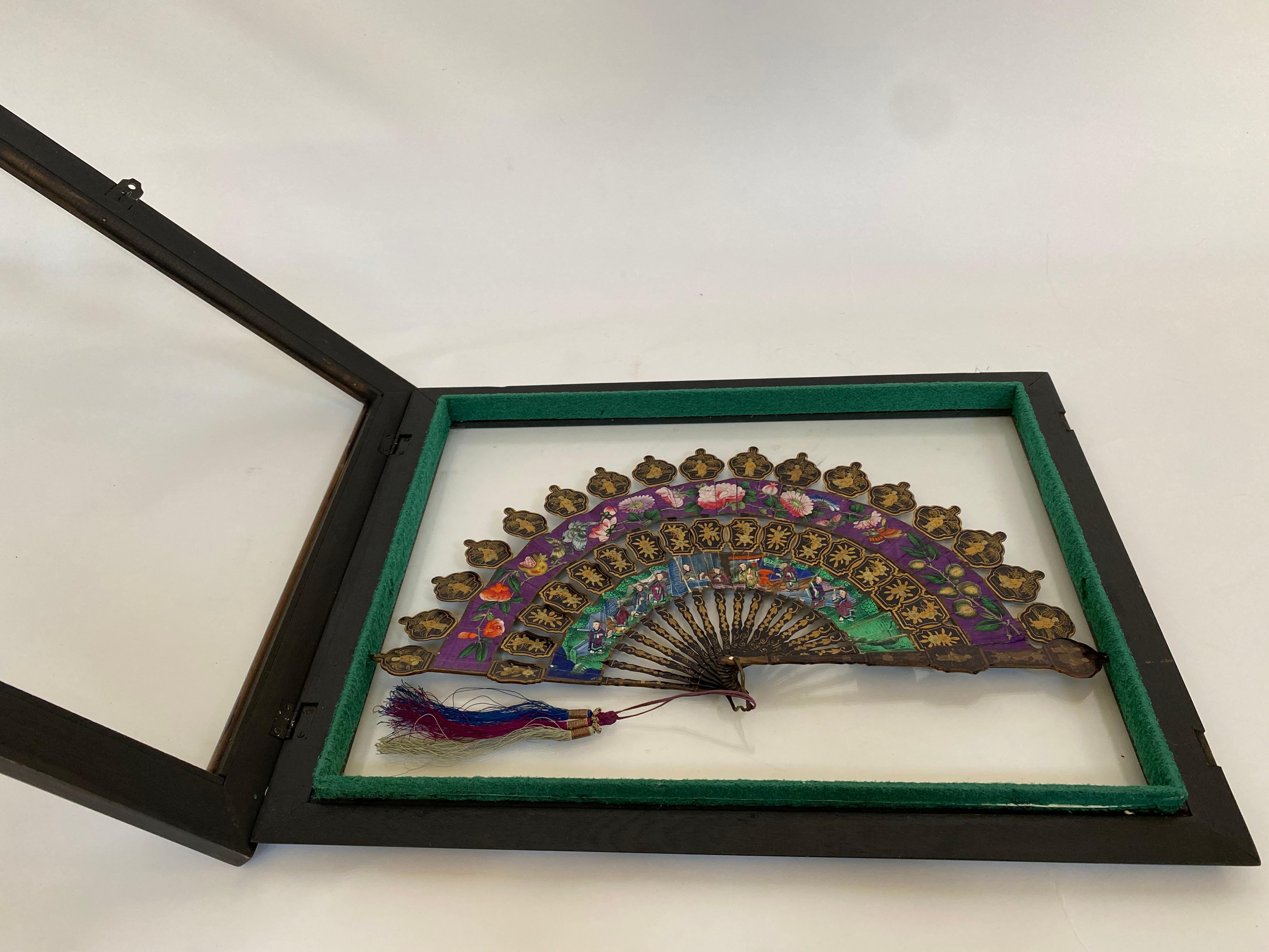 19th Century Chinese Lacquered and Giltwood Frame Fan For Sale 4