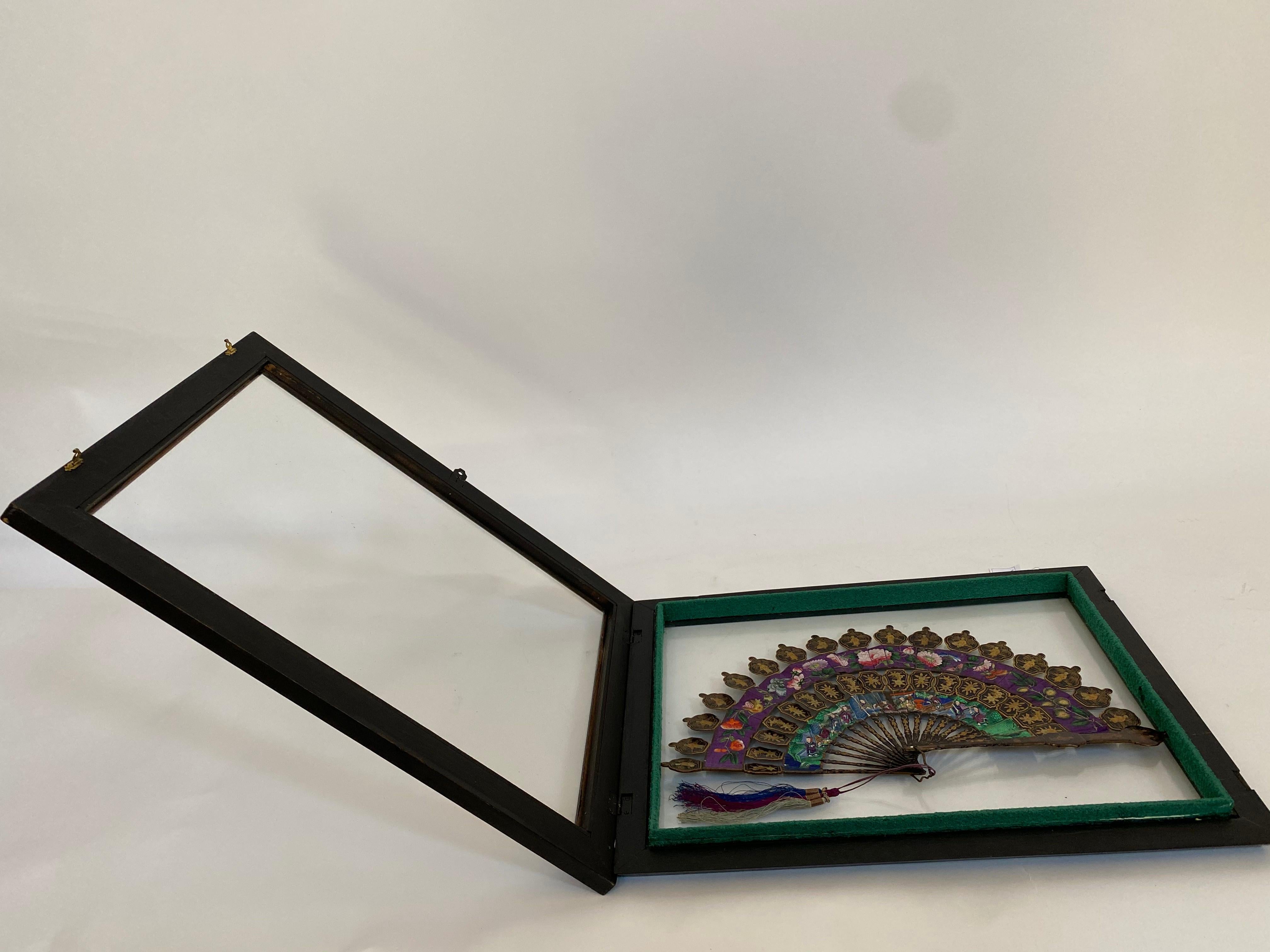 19th Century Chinese Lacquered and Giltwood Frame Fan For Sale 5