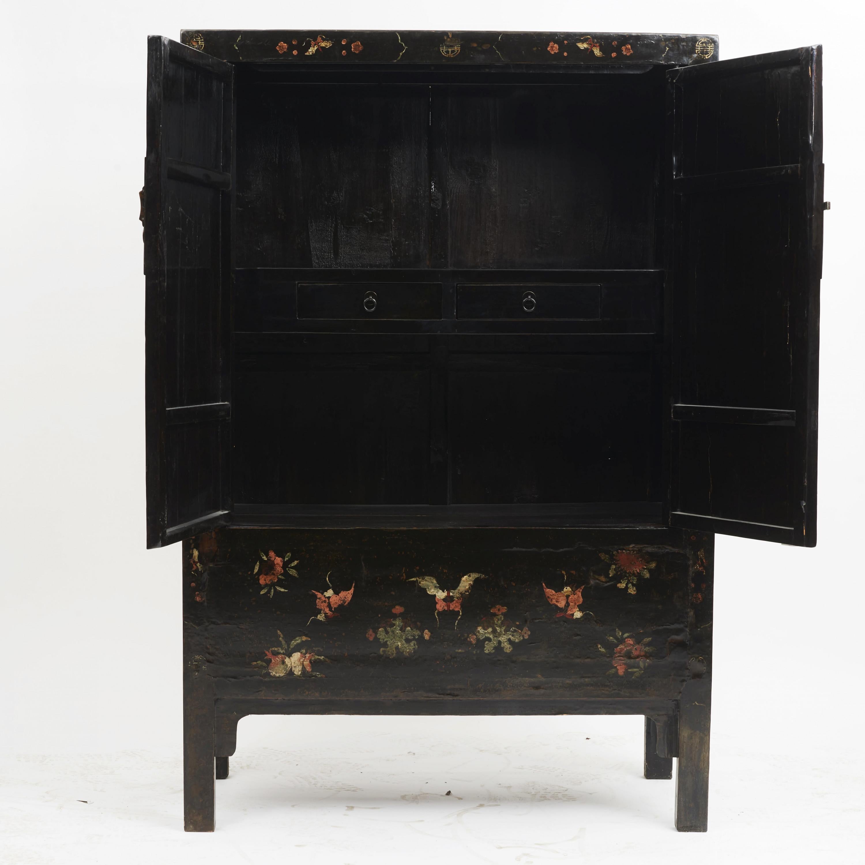 Lacquered cabinet with original hand painted chinoiserie decorations.
Original condition, charming age-related patina.
Shanxi Province(1820-1918), China, 1820-1840.
 