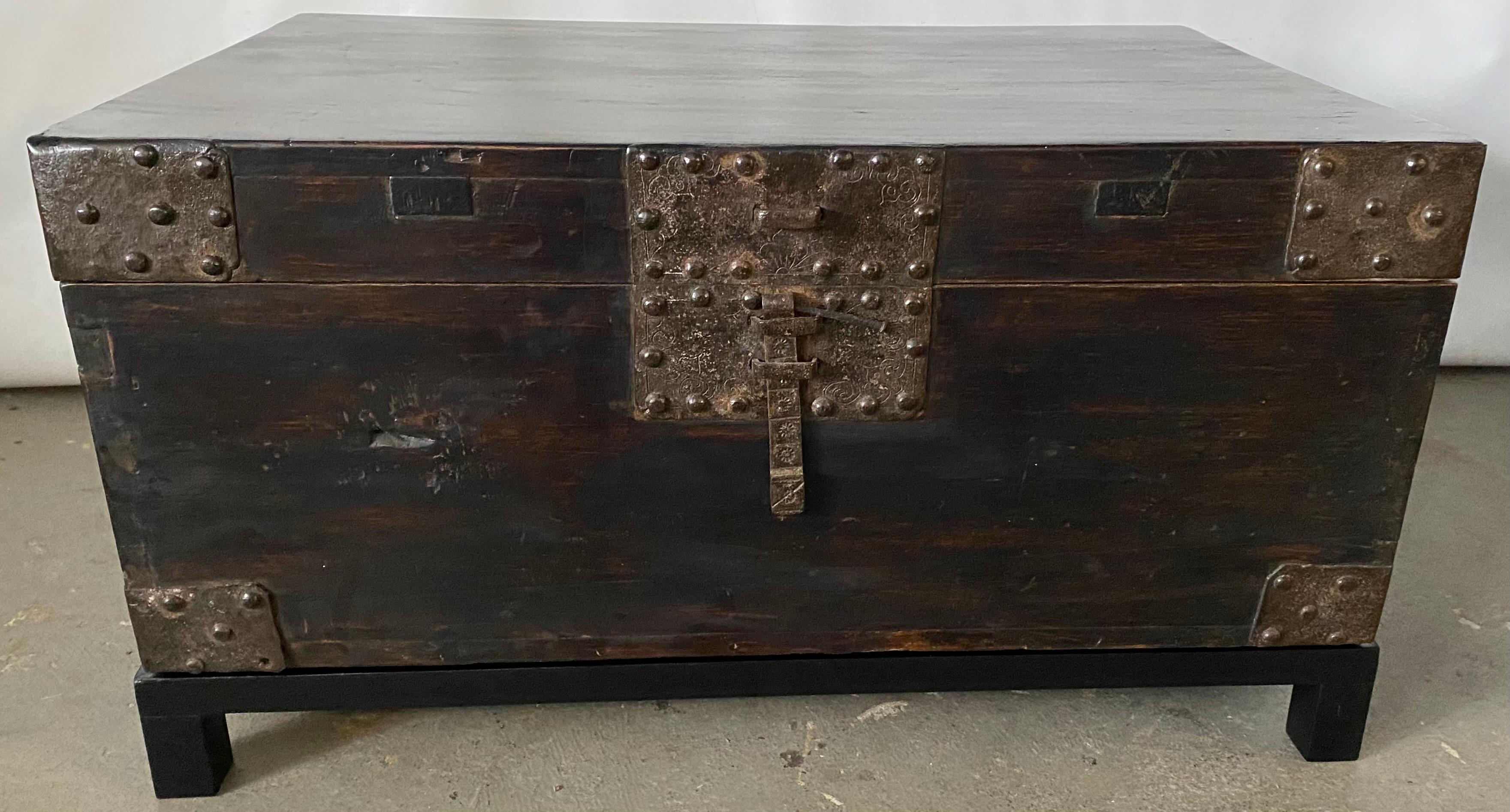 19th Century Chinese Lacquered Chest on Stand For Sale 2