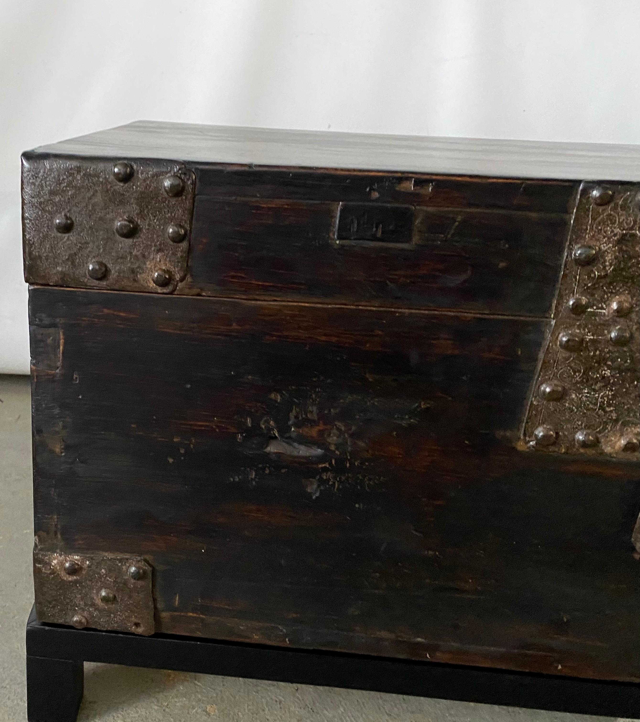 19th Century Chinese Lacquered Chest on Stand For Sale 4