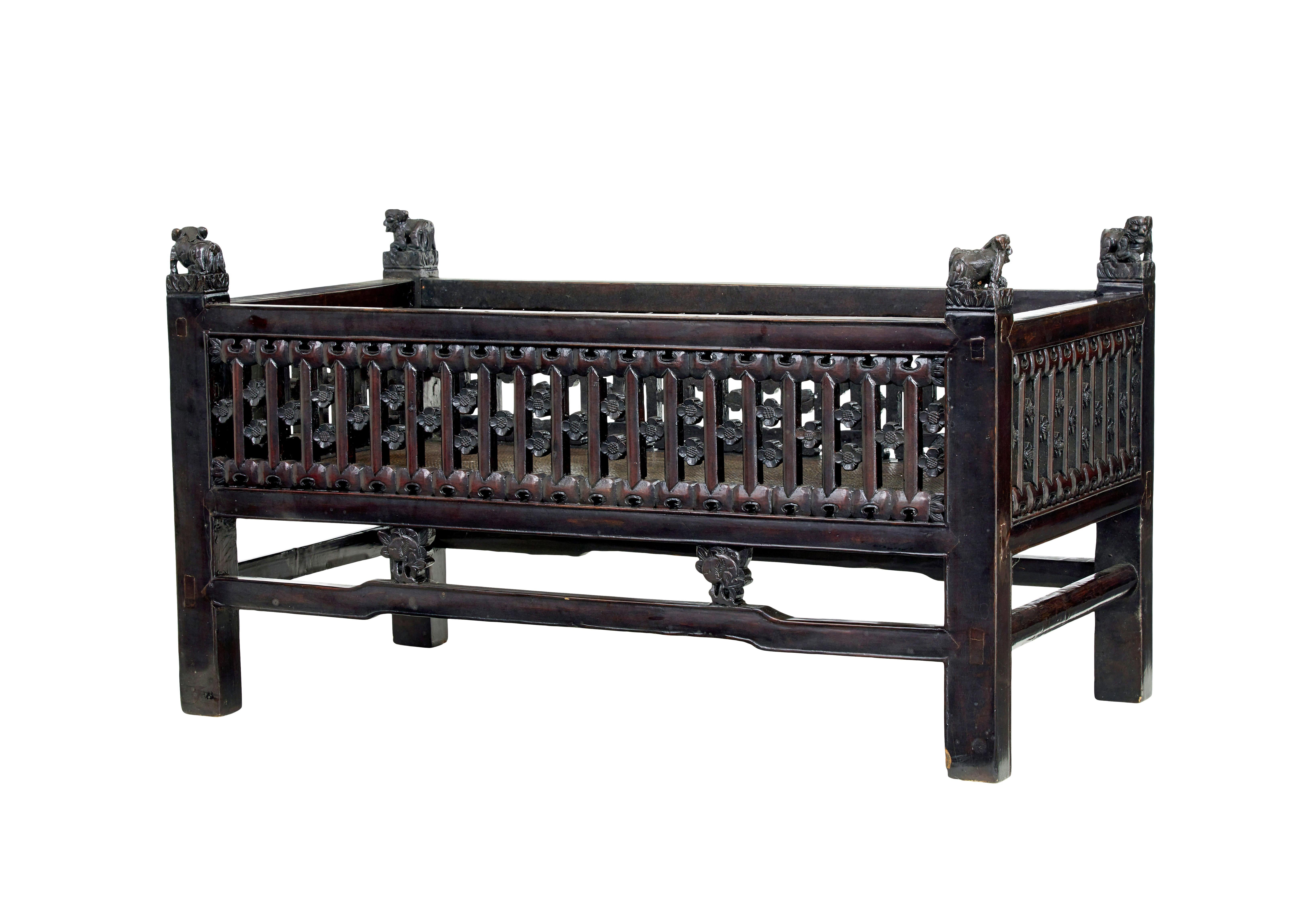 Lit en bois dur sculpté chinois du 19e siècle, vers 1890.

Exportation chinoise qui, selon nous, pourrait avoir été fabriquée pour un lit d'enfant. Côtés percés et sculptés, décorés de fleurs.  Chaque coin est orné d'un dof de fo sculpté.  Base en