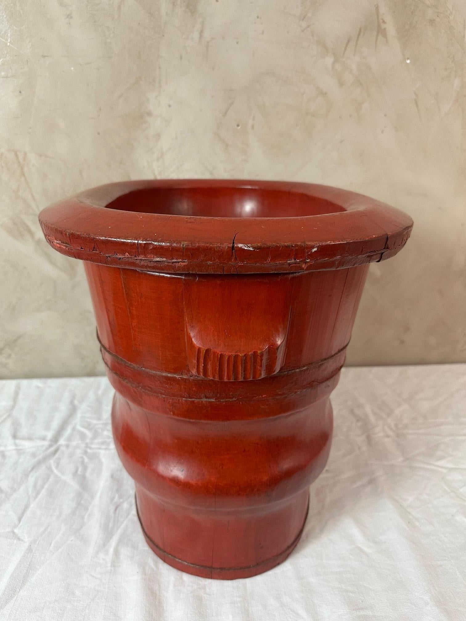 19th century Chinese Lacquered Elm Baby Bathtub, 1890s For Sale 9
