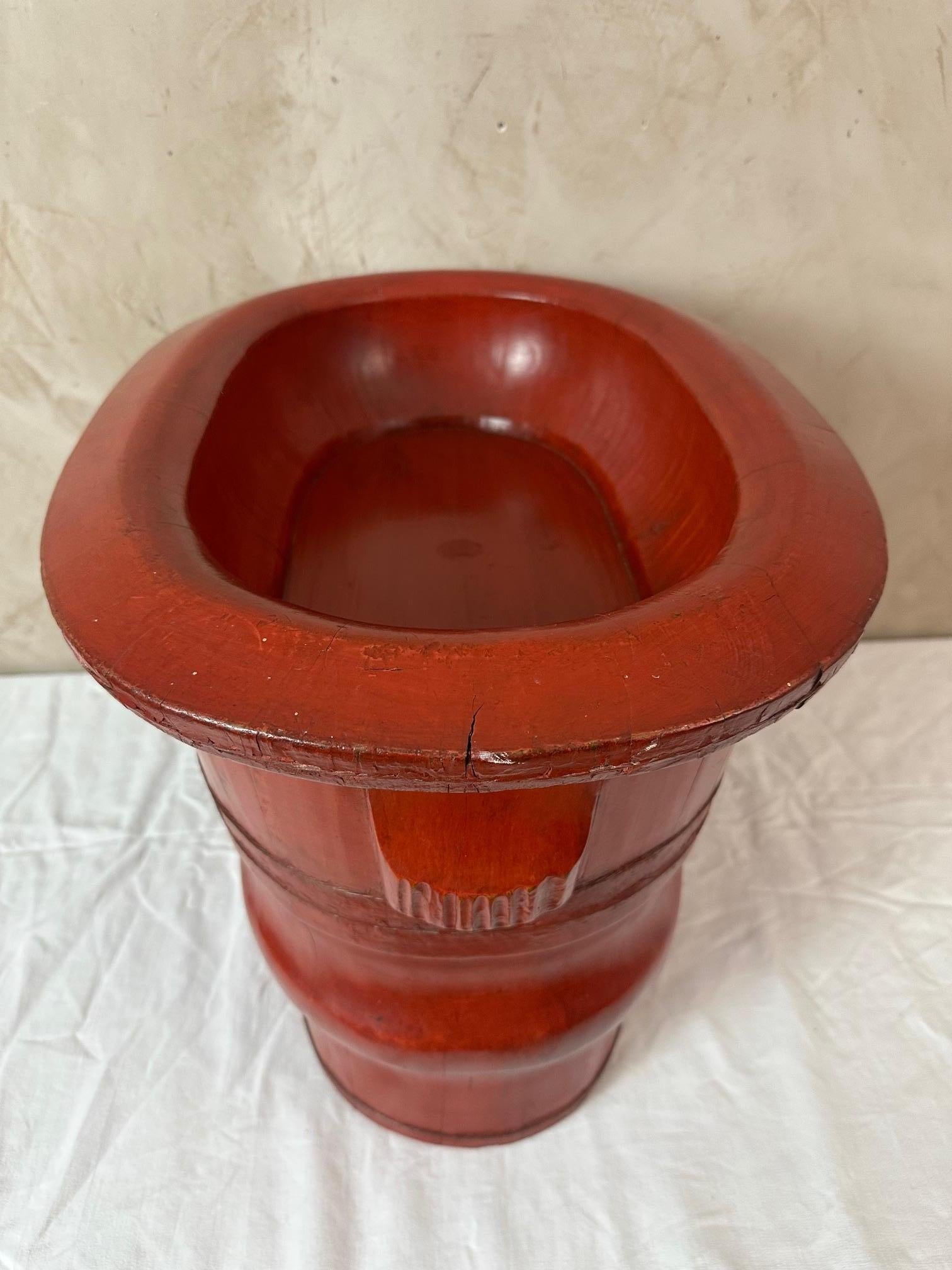 19th century Chinese Lacquered Elm Baby Bathtub, 1890s For Sale 10