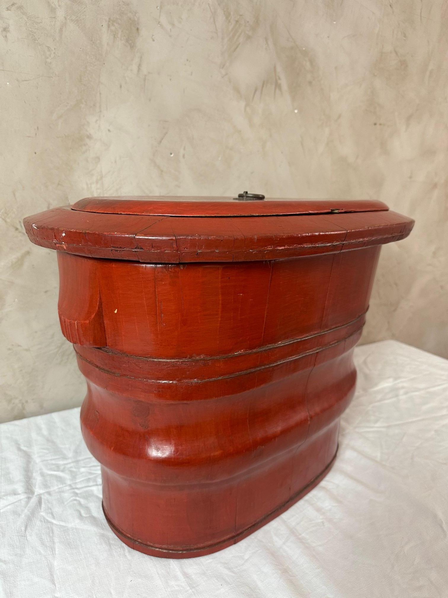 Late 19th Century 19th century Chinese Lacquered Elm Baby Bathtub, 1890s For Sale
