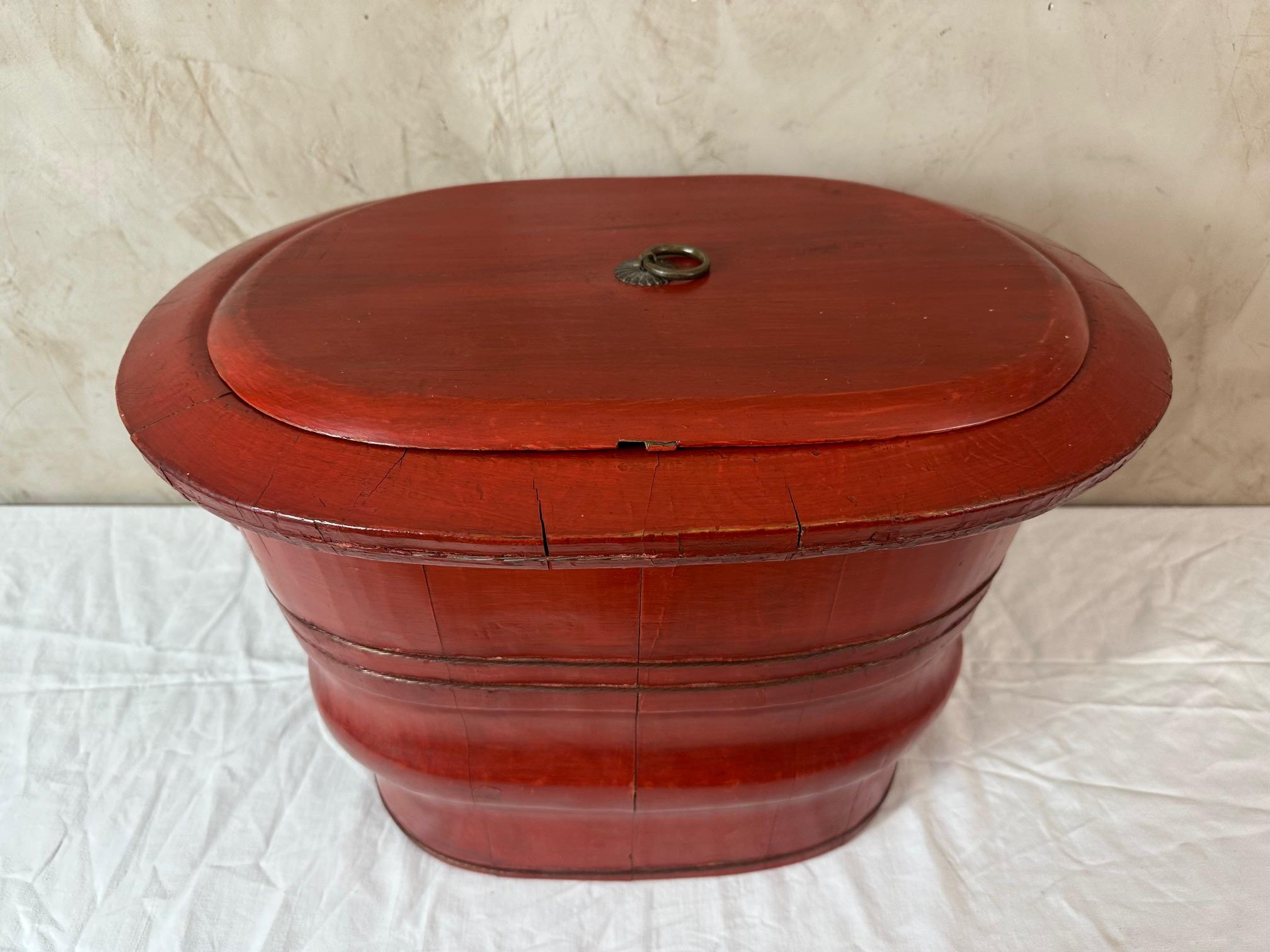 19th century Chinese Lacquered Elm Baby Bathtub, 1890s For Sale 1