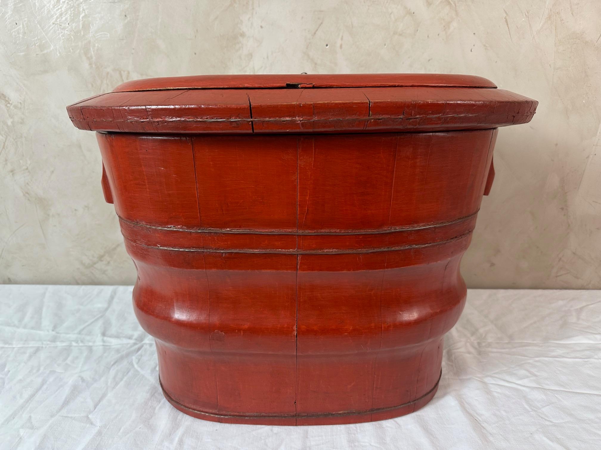 19th century Chinese Lacquered Elm Baby Bathtub, 1890s For Sale 2