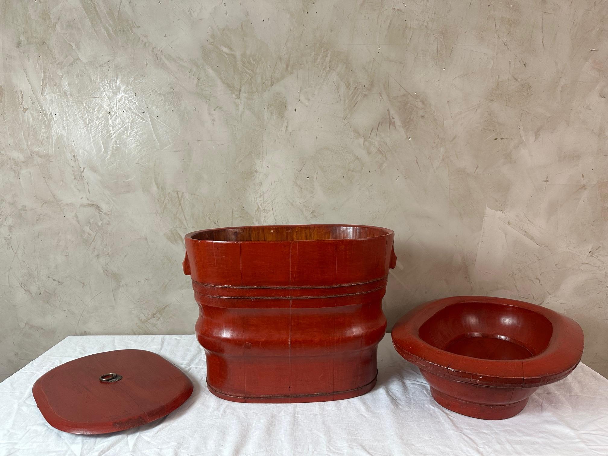 19th century Chinese Lacquered Elm Baby Bathtub, 1890s For Sale 3