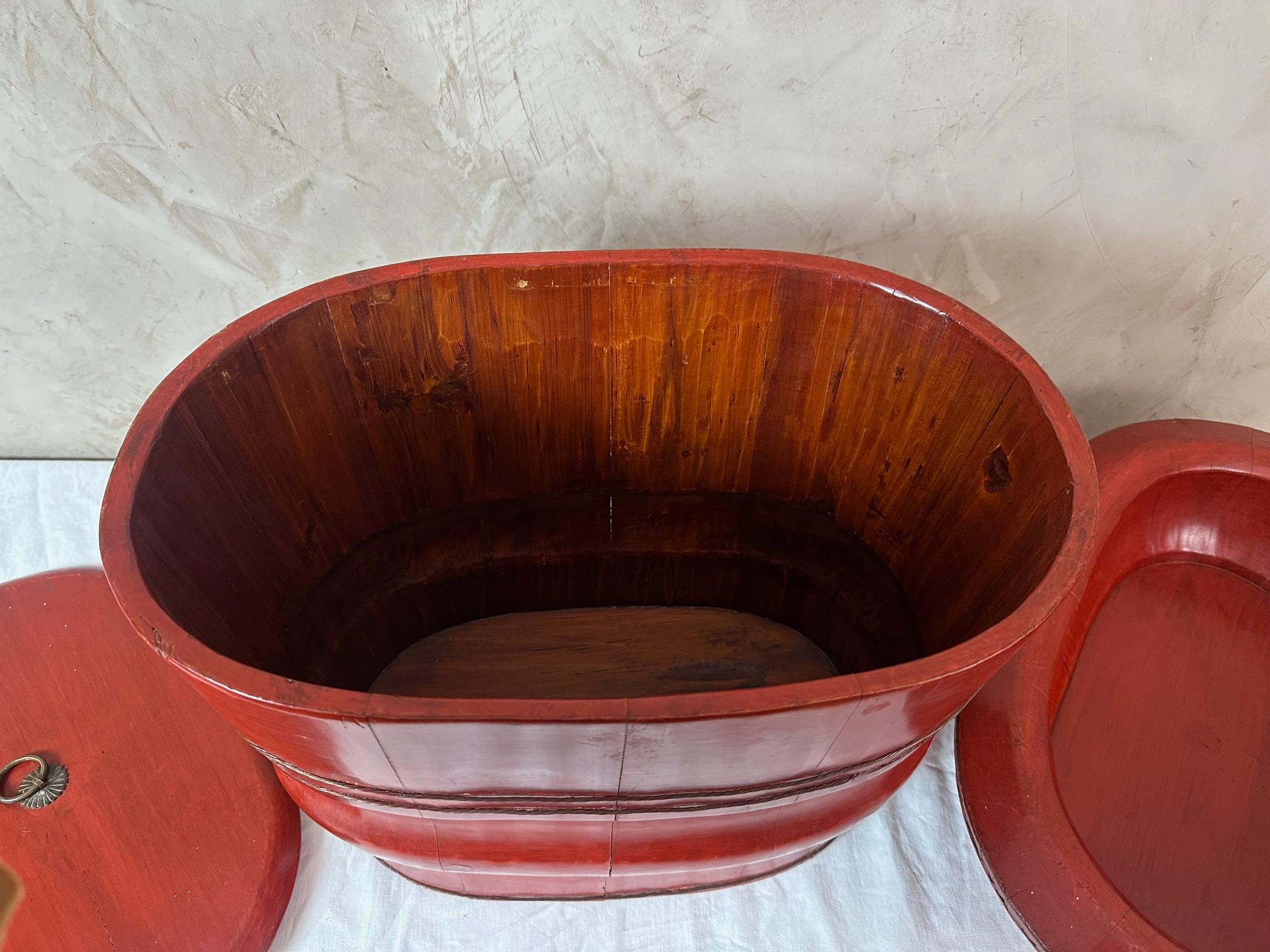 19th century Chinese Lacquered Elm Baby Bathtub, 1890s For Sale 4