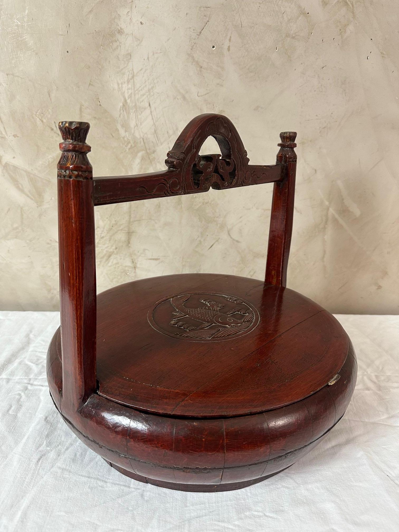 Fin du XIXe siècle Boîte à déjeuner chinoise laquée en orme du 19e siècle, années 1890 en vente