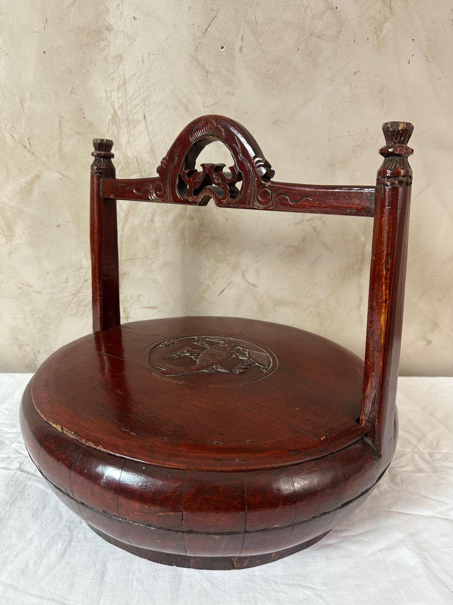 Boîte à déjeuner chinoise laquée en orme du 19e siècle, années 1890 en vente 1