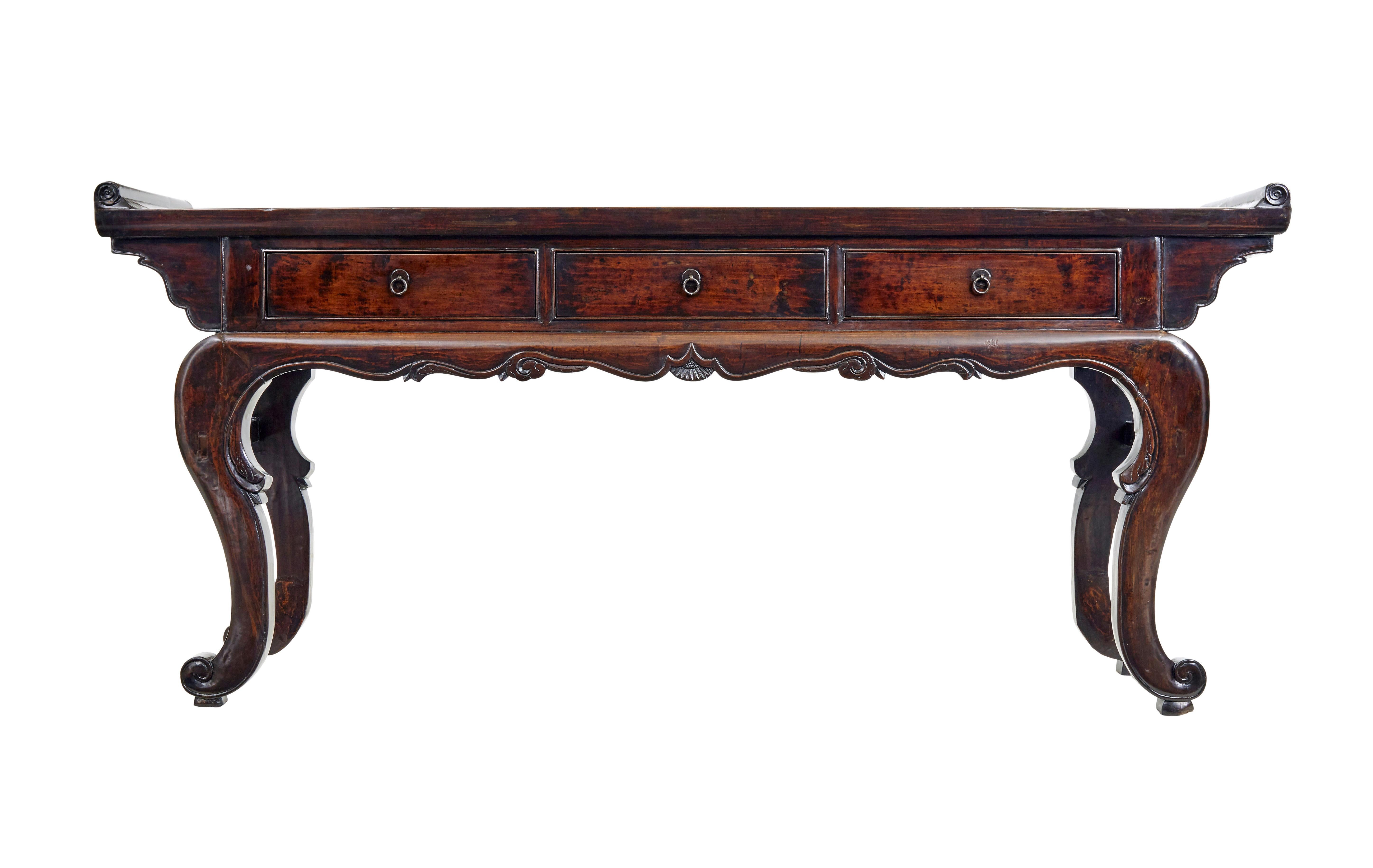 Credenza cinese laccata del XIX secolo, circa 1870.

Credenza cinese da esportazione di grandi dimensioni e di ottima qualità.  Piano a pannelli con estremità intagliate a volute.  Sotto la superficie superiore abbiamo 3 cassetti dotati di maniglie