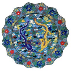 Grand plat rond cloisonné chinois du 19e siècle avec bord festonné