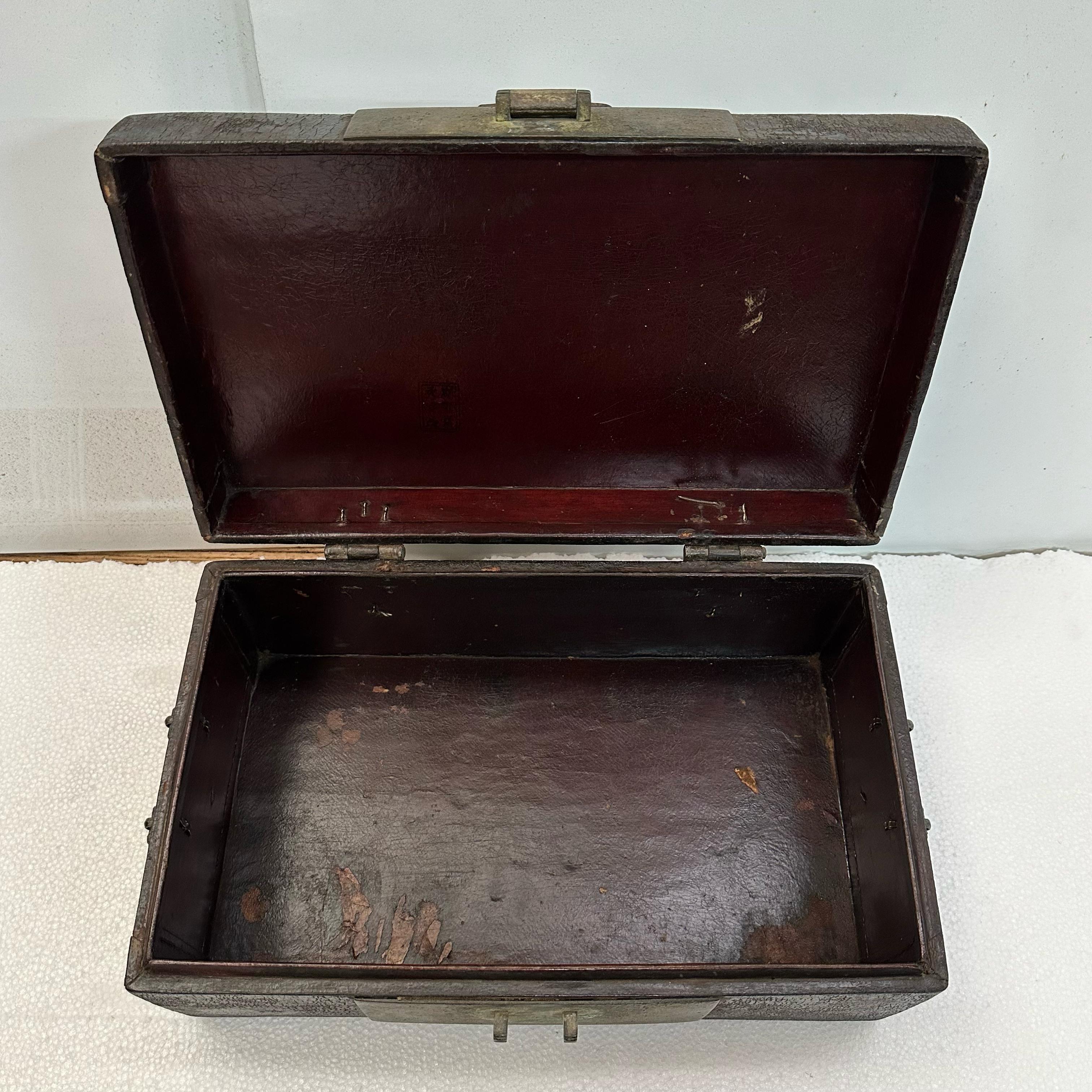 19th Century Chinese Leather Box In Good Condition For Sale In Singapore, SG