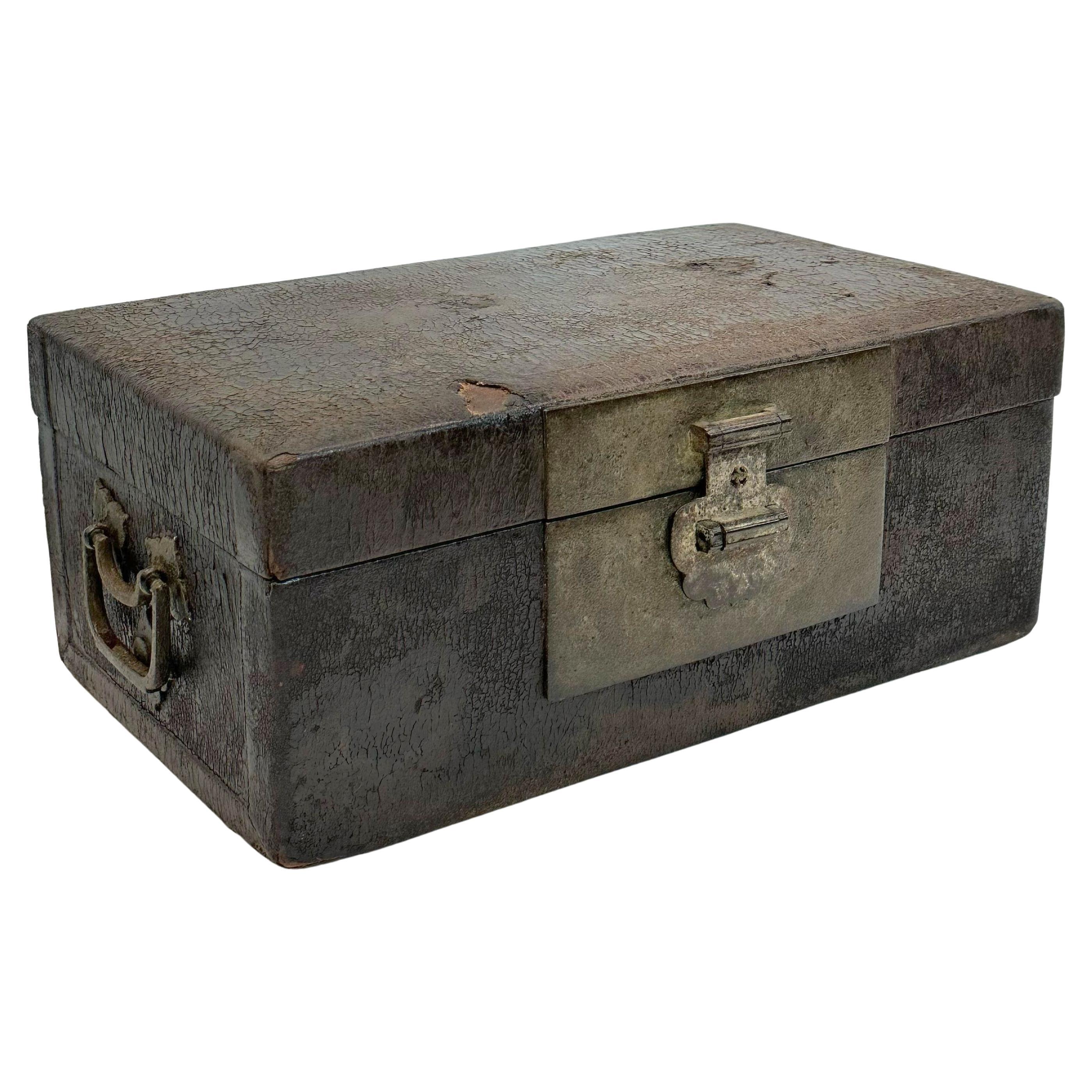 Boîte chinoise en cuir du 19ème siècle