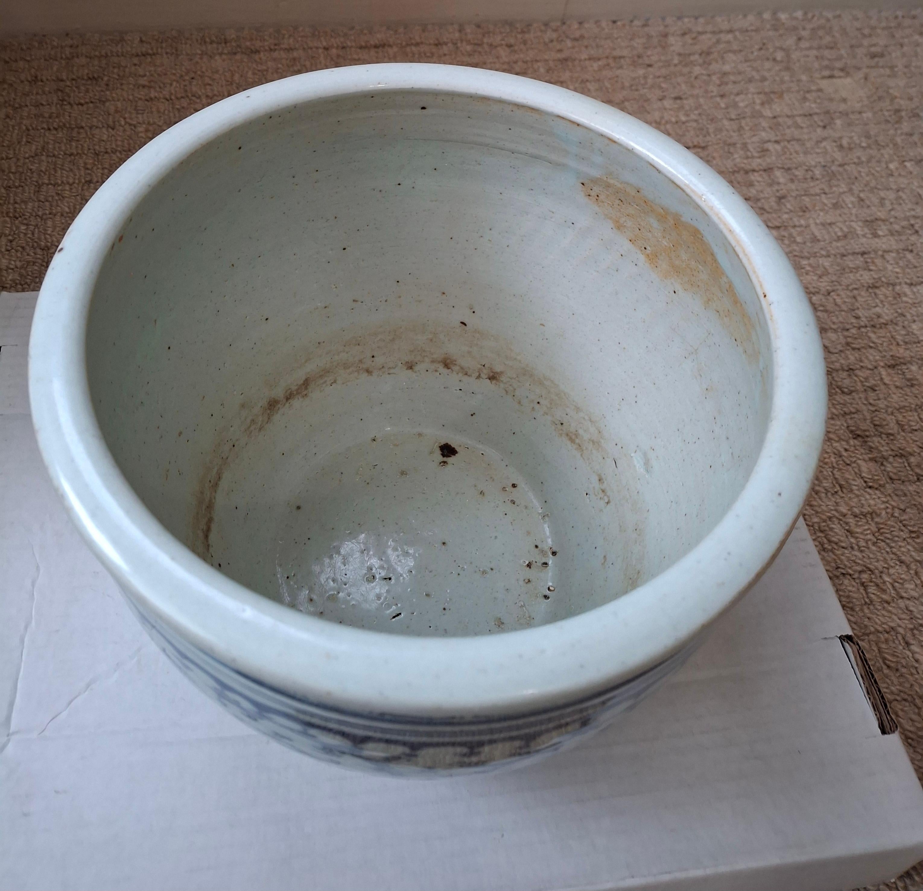 Jardiniere in porcellana blu e bianca Ming Ming del XIX secolo in vendita 1