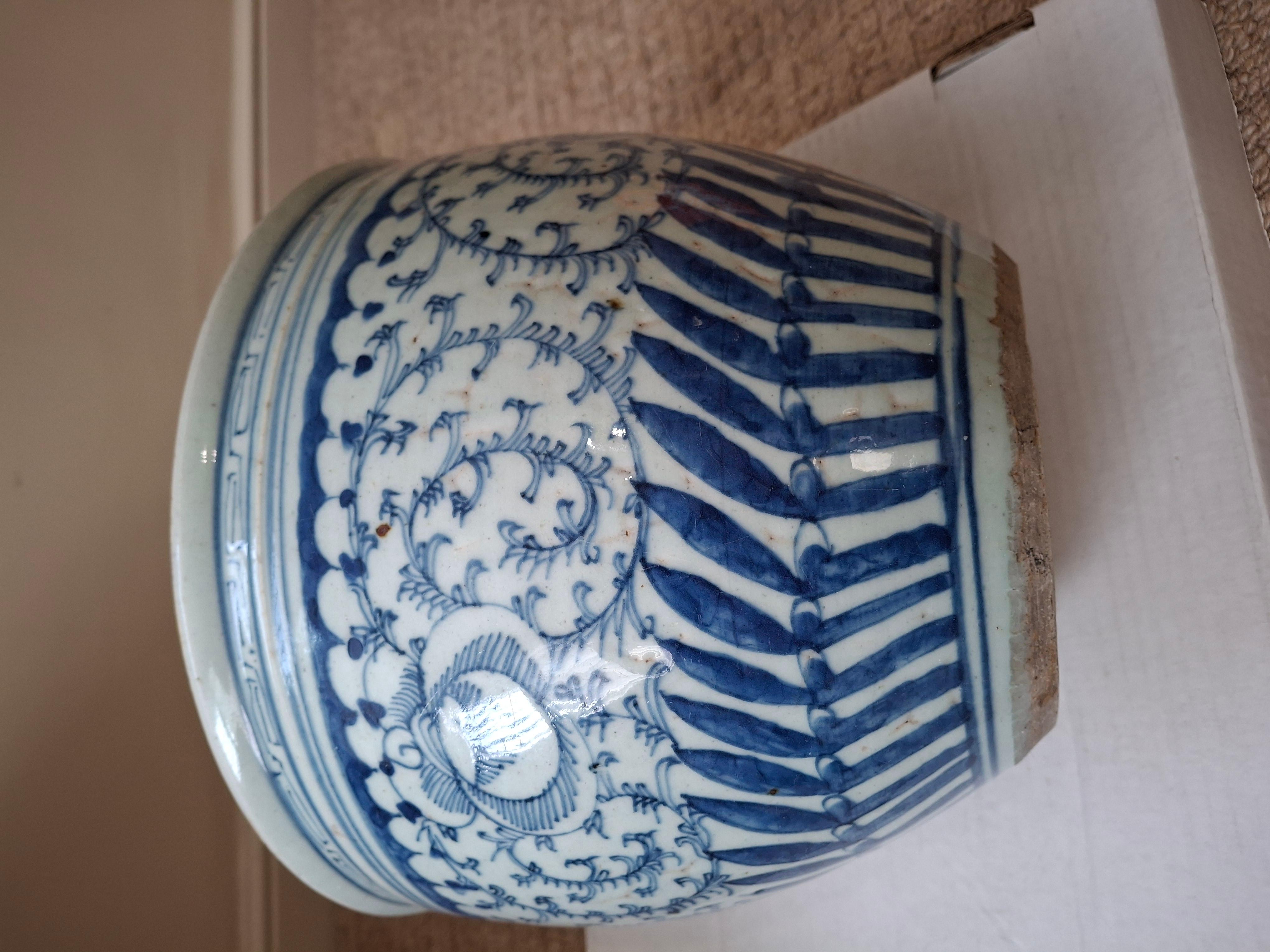 Jardiniere in porcellana blu e bianca Ming Ming del XIX secolo in vendita 5