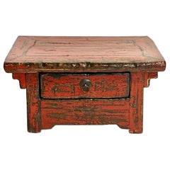 Tavolo basso da tè o da altare in stile Ming Ming del XIX secolo, laccato di rosso