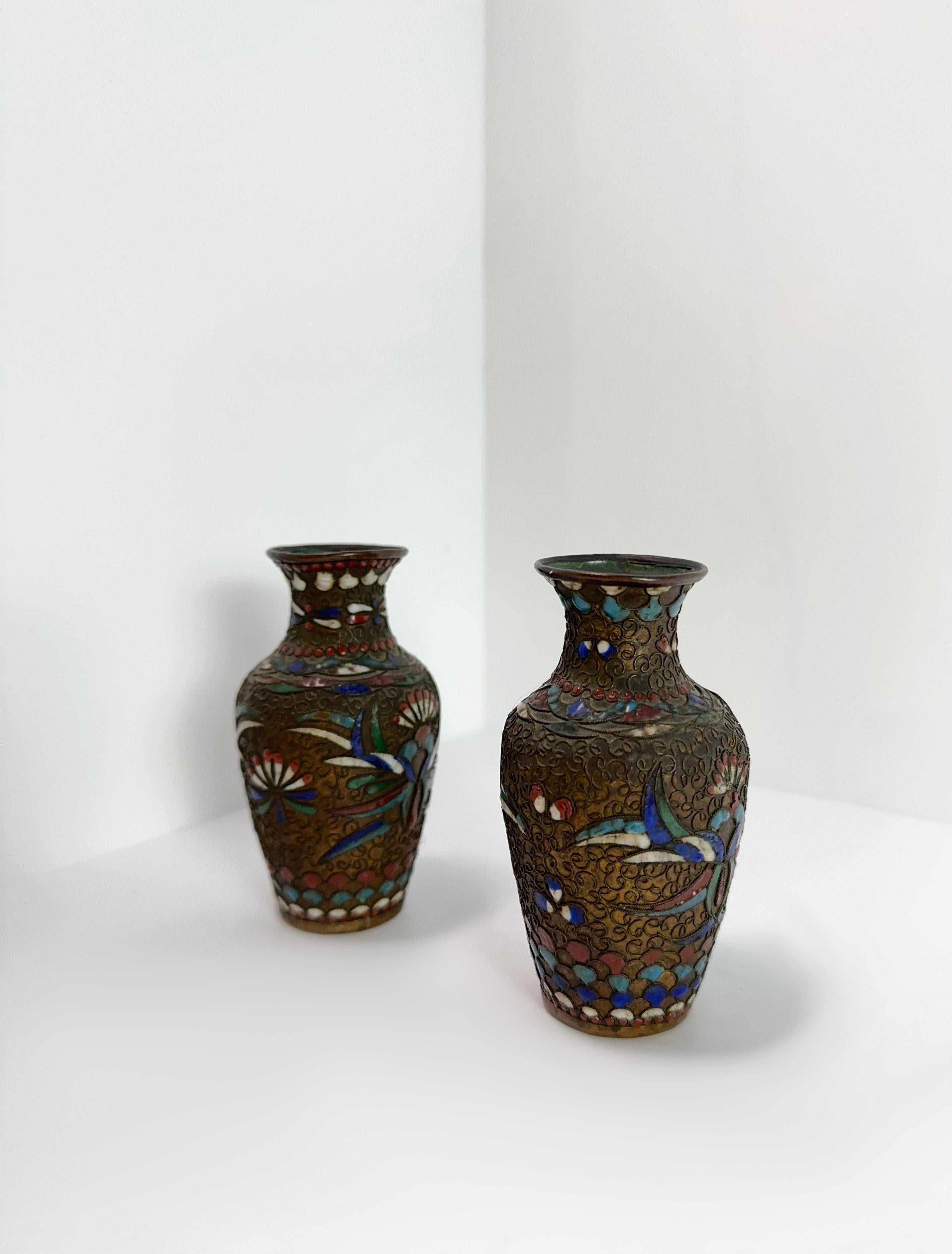 Découvrez nos vases champlevés miniatures en bronze antique - de minuscules voyageurs temporels de la fin des années 1800 ! Fabriquées par des mains expertes, ces petites merveilles racontent des histoires d'une époque révolue. Imaginez-les ornant