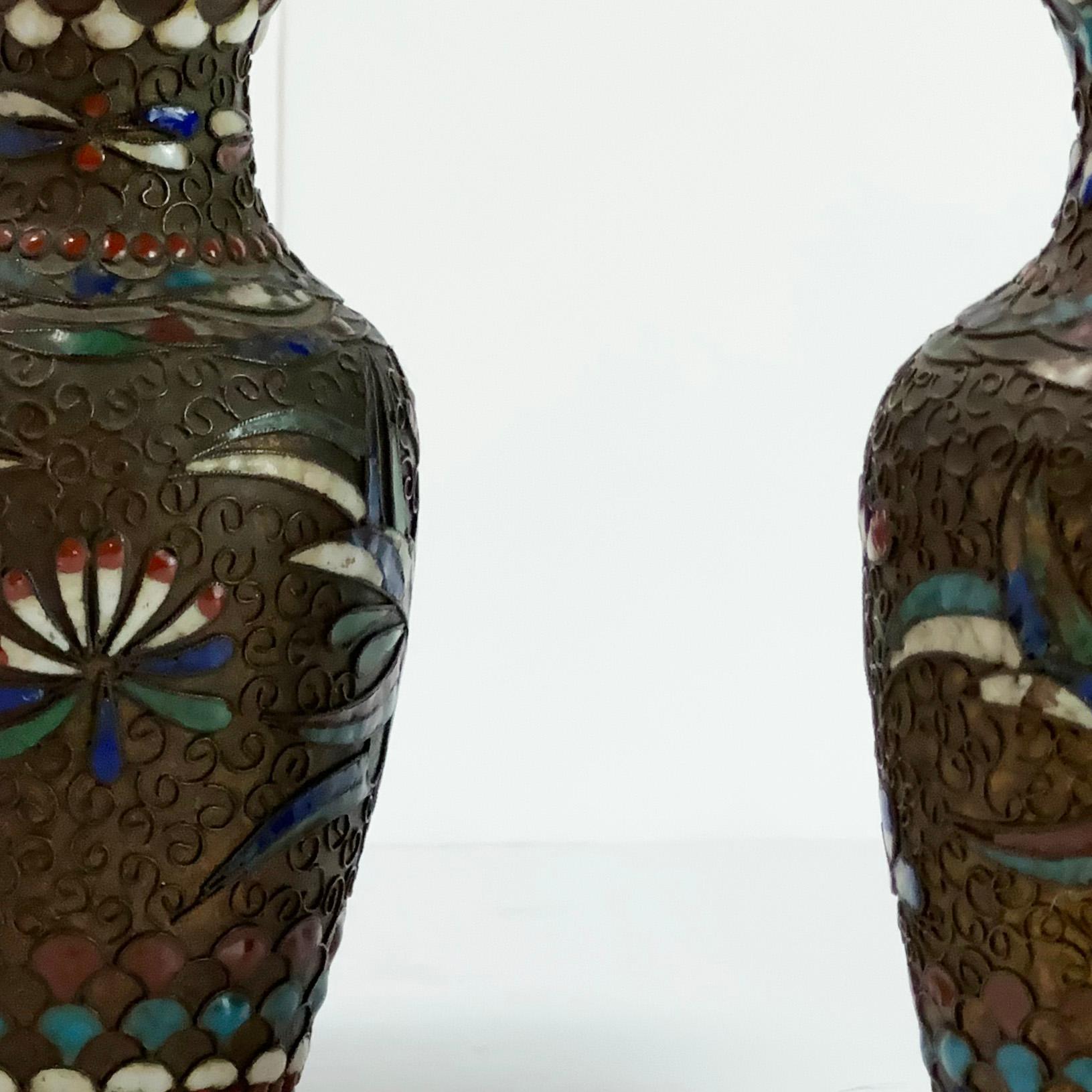 Chinois Paire de vases miniatures chinois en bronze faits à la main et datant du 19e siècle  en vente