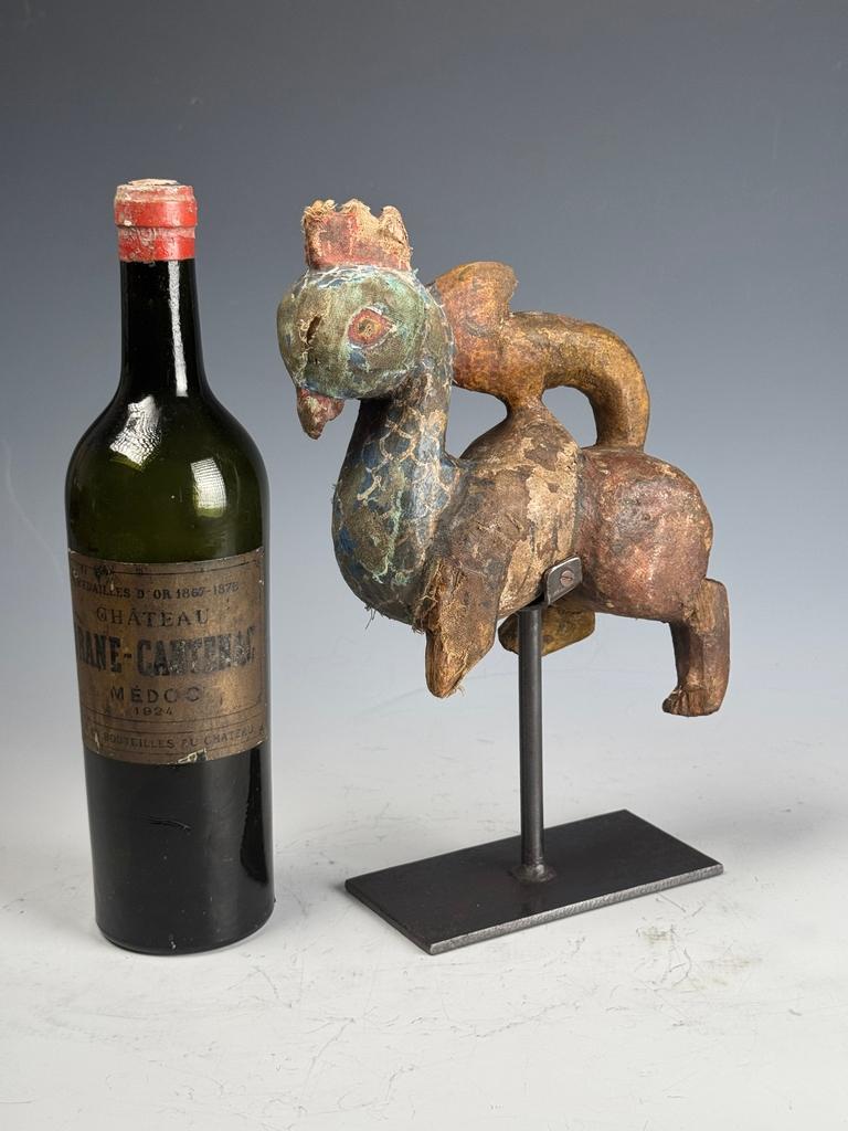 Sculpture chinoise du 19e siècle représentant un animal mythique - Coq, cheval et queue de dragon
Cette rare et captivante figurine chinoise en bois sculpté du XIXe siècle représente un animal mythique - une fusion unique de coq, de cheval et de