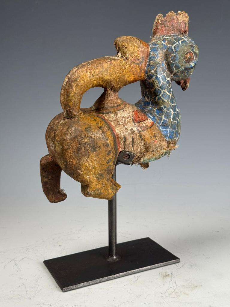 Soie Sculpture chinoise du 19e siècle représentant un animal mythique - Coq, cheval et queue de dragon en vente