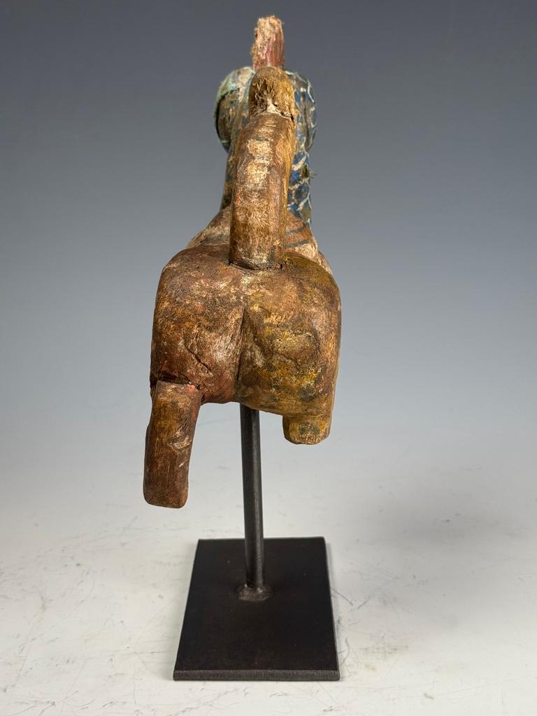 Sculpture chinoise du 19e siècle représentant un animal mythique - Coq, cheval et queue de dragon en vente 2