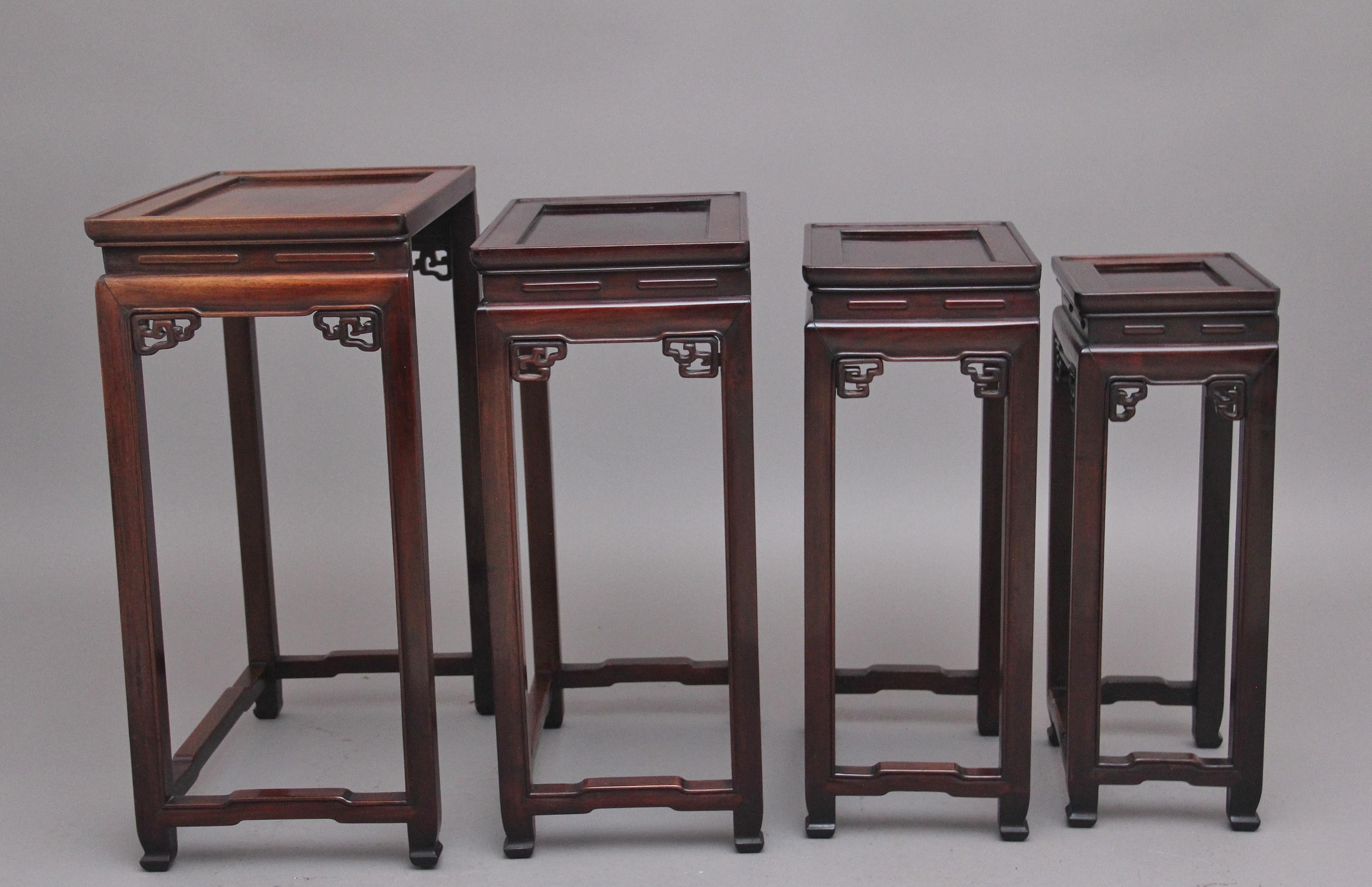 Chinesisches Set aus vier Tischen aus dem 19. Jahrhundert im Angebot 3