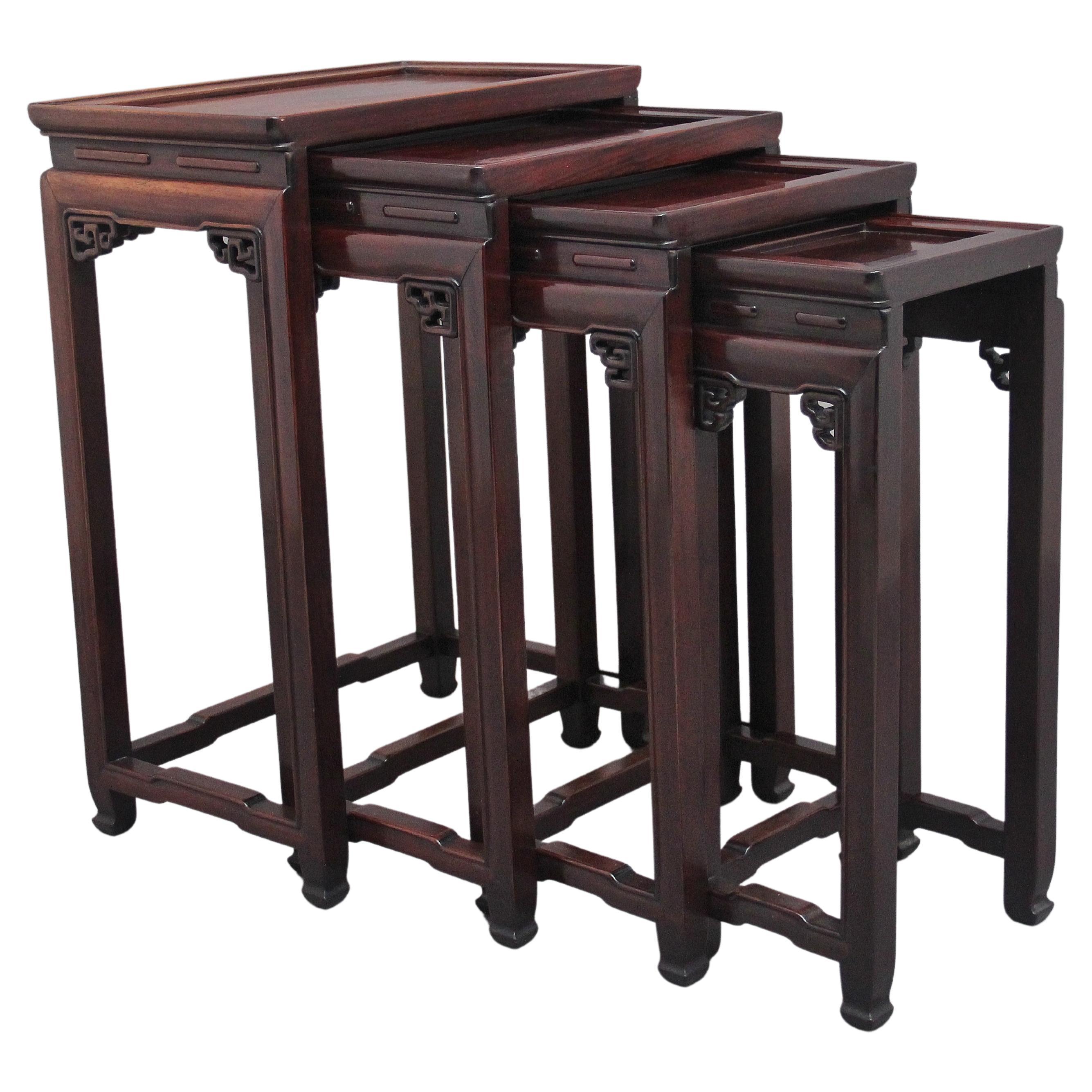 Chinesisches Set aus vier Tischen aus dem 19. Jahrhundert im Angebot