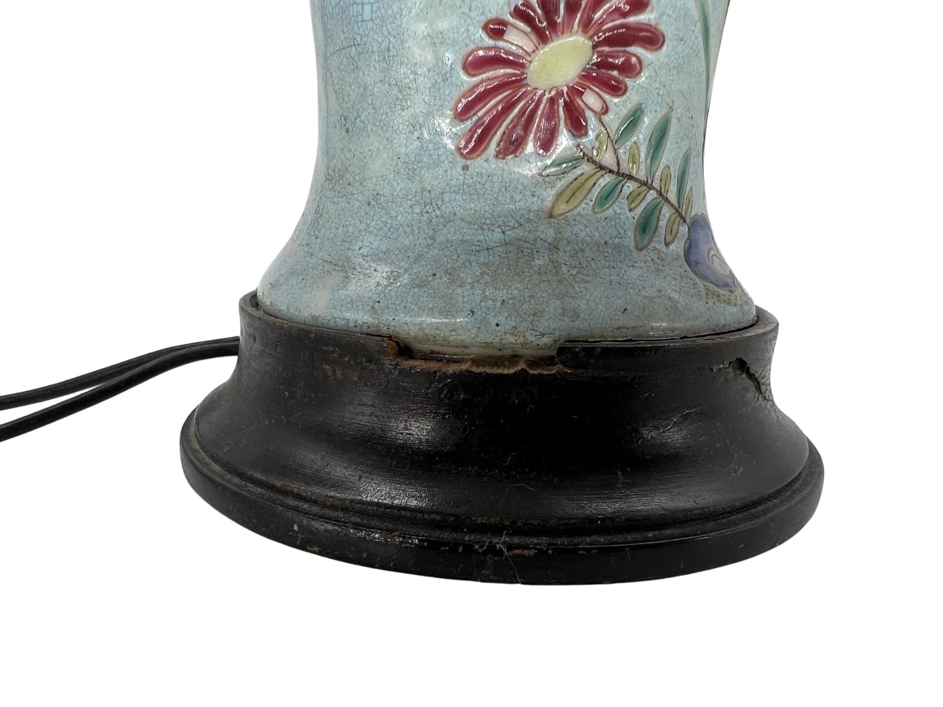 Chinesisch, 19. Jahrhundert. 
Eine Vase aus Peranakan-Porzellan oder Nyonya-Ware, verziert mit Blumen und einem fliegenden Vogel. 
Ungefähr: 17,5