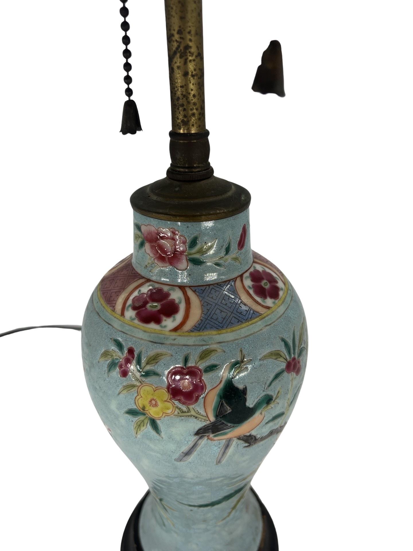 Chinesische Nyonya Ware-Porzellanvase aus dem 19. Jahrhundert, montiert als Lampe (Chinesischer Export) im Angebot
