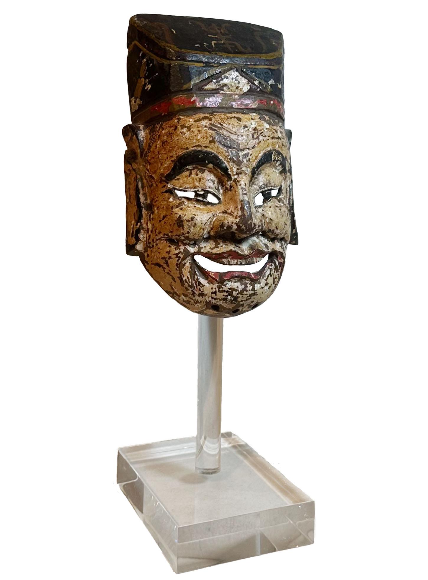 Maschera da opera cinese dei primi anni del XIX secolo su un supporto in lucite personalizzato. 