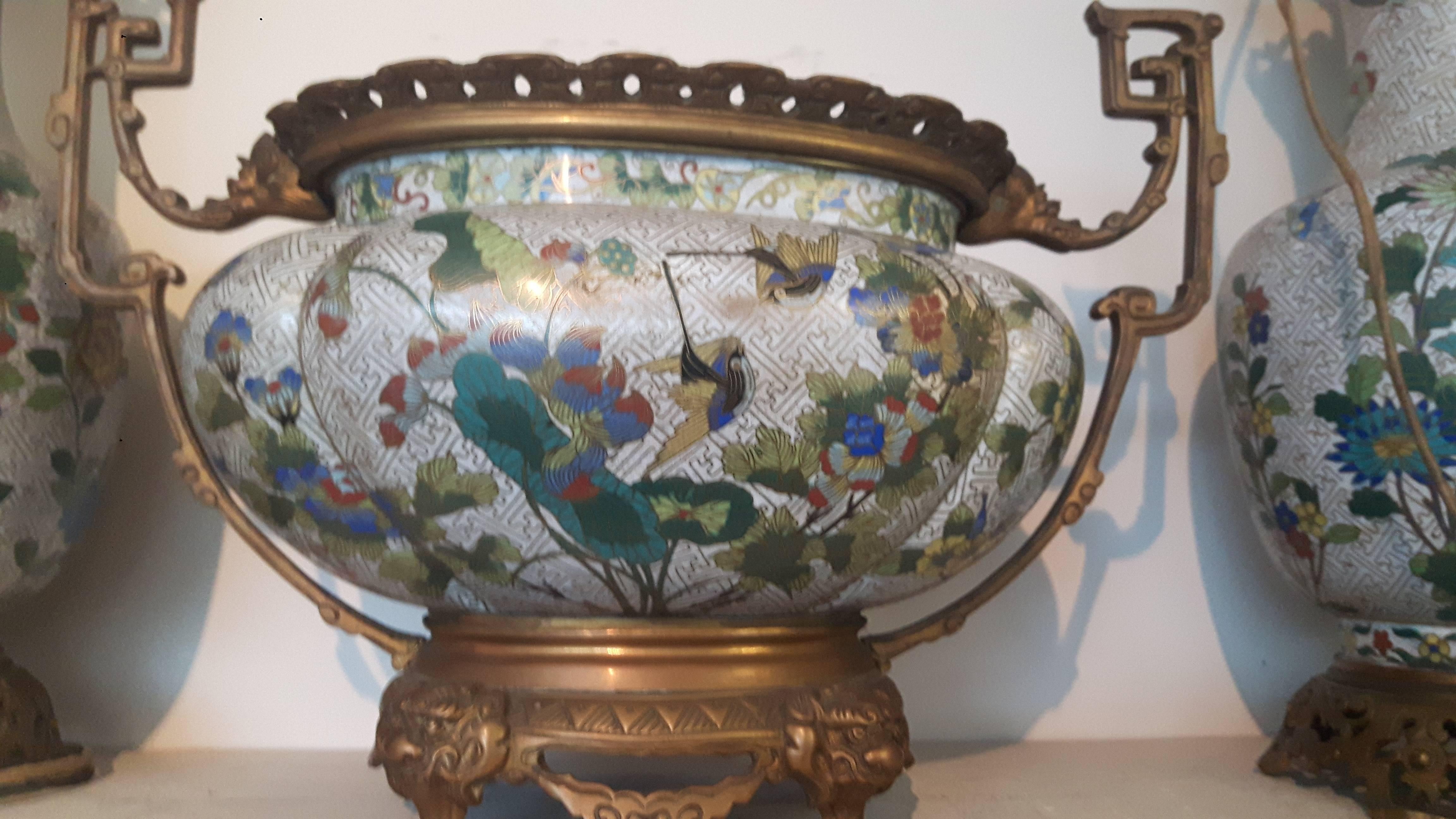 Eine feine französische Cloisonné-Emaille-Garnitur in Ormolu-Montierung mit aufgesetztem Dekor aus Schmetterlingen, Blumen und Zweigen. Die Vasen werden als Lampen umfunktioniert.