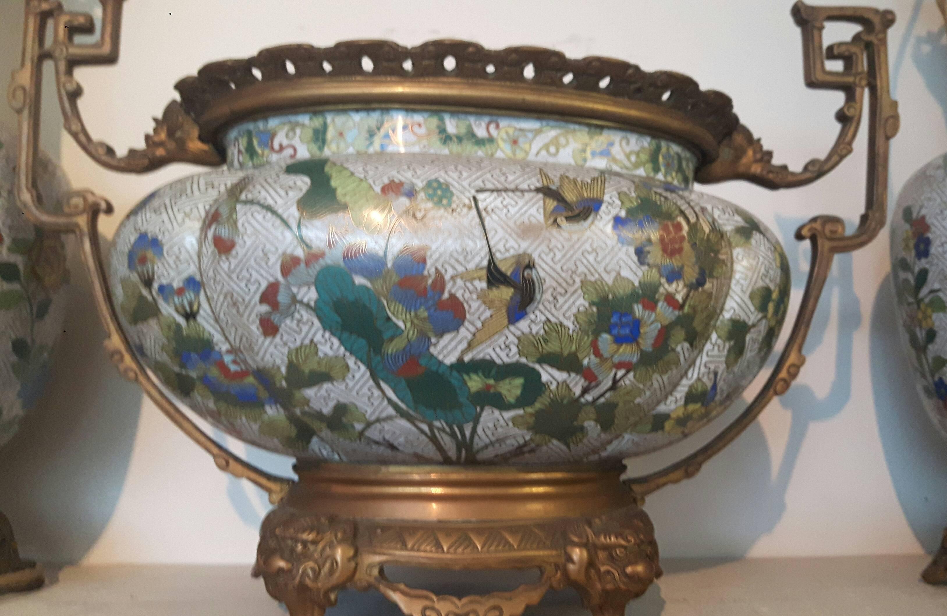 Chinesische Cloisonné-Garnituren mit Goldbronze-Montierung aus dem 19. Jahrhundert (Spätes 19. Jahrhundert) im Angebot