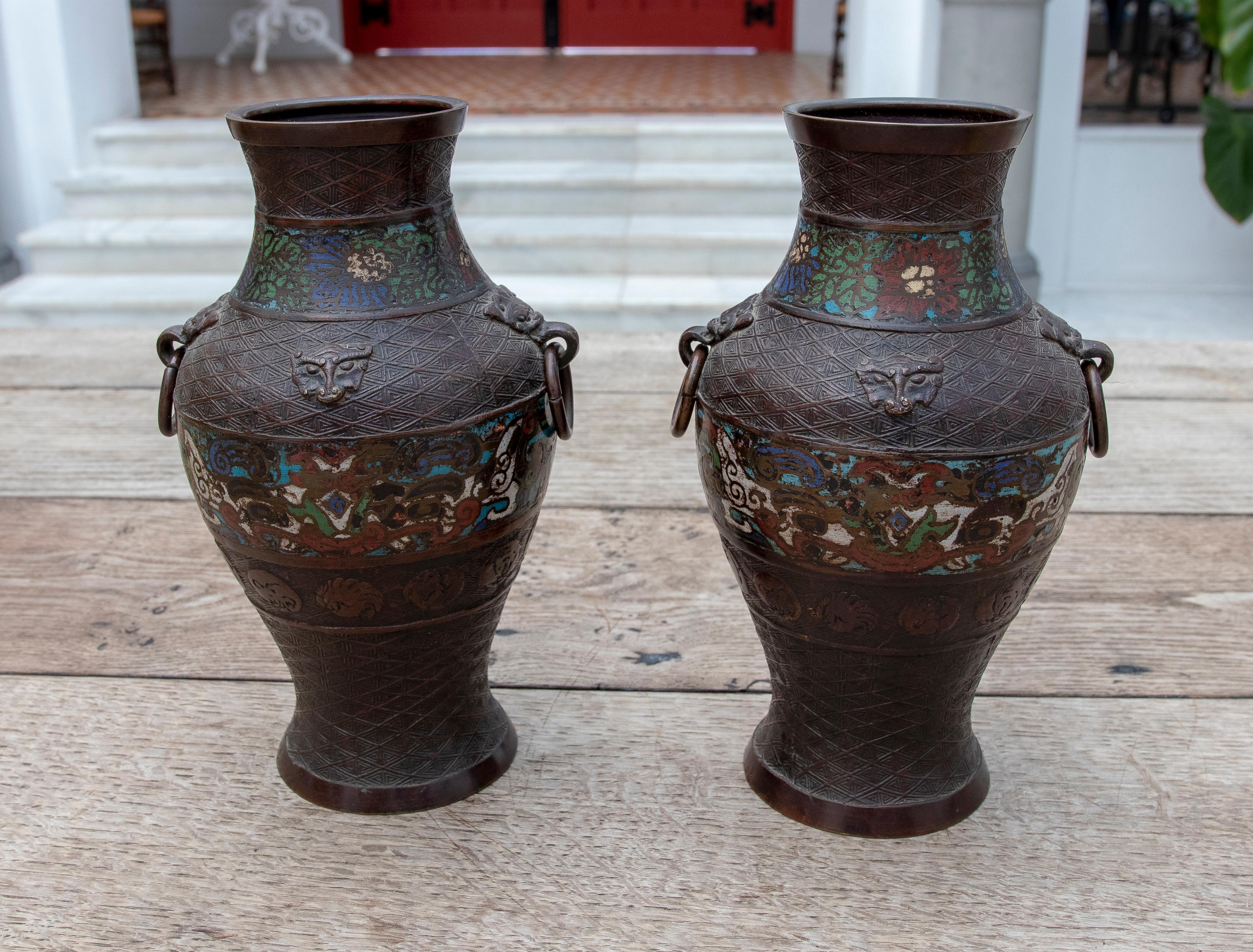 19th Century Chinese Pair of Bronze Vases with Cloissoné Technique In Good Condition For Sale In Marbella, ES