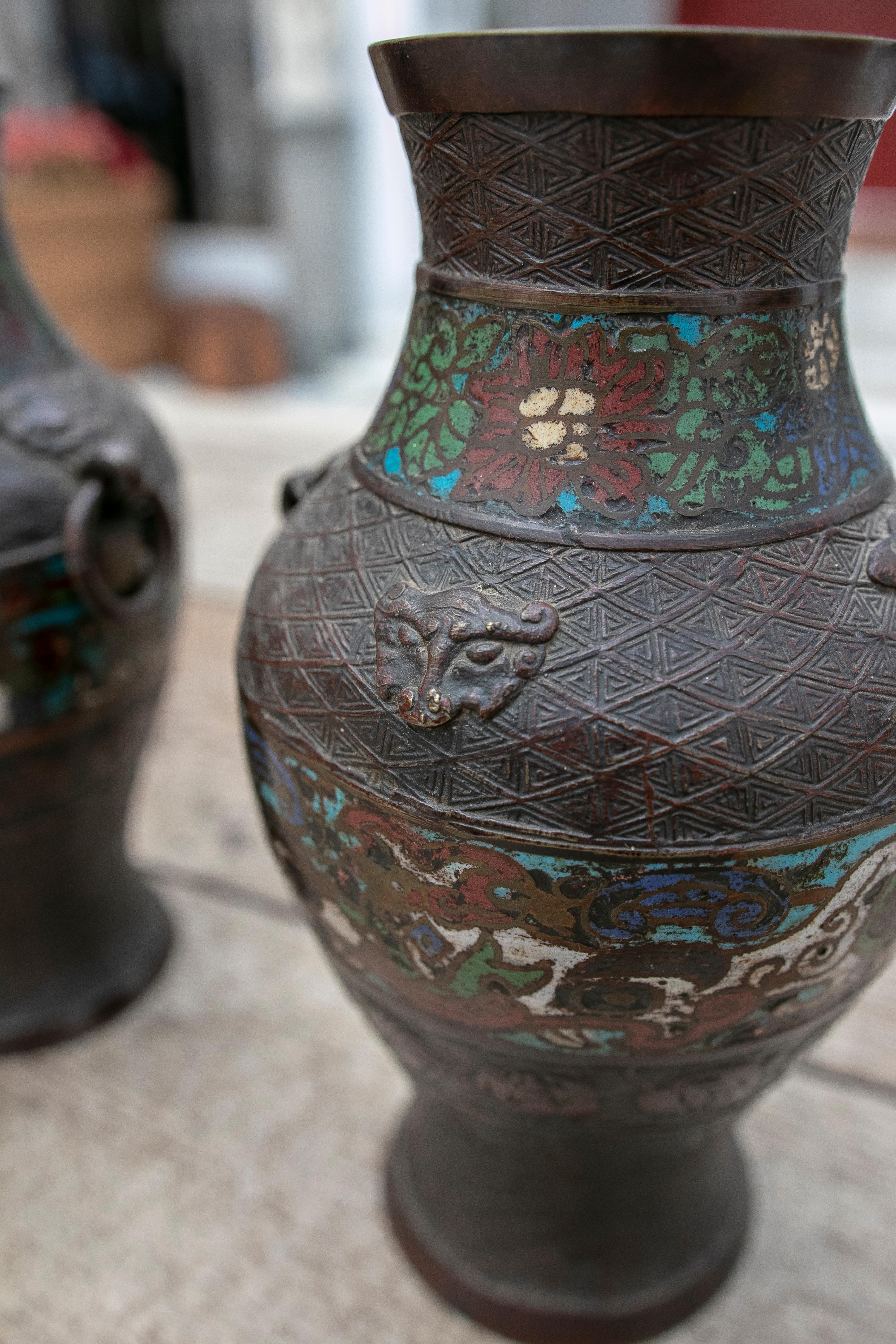 Cloisonné Paire de vases en bronze du 19ème siècle, technique du cloisonné. en vente