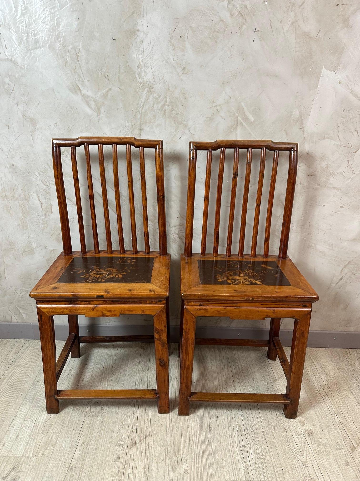 Une belle paire de chaises chinoises en orme laqué datant du 19ème siècle. Belle décoration florale sur les sièges. État d'usage. Artisanat chinois.