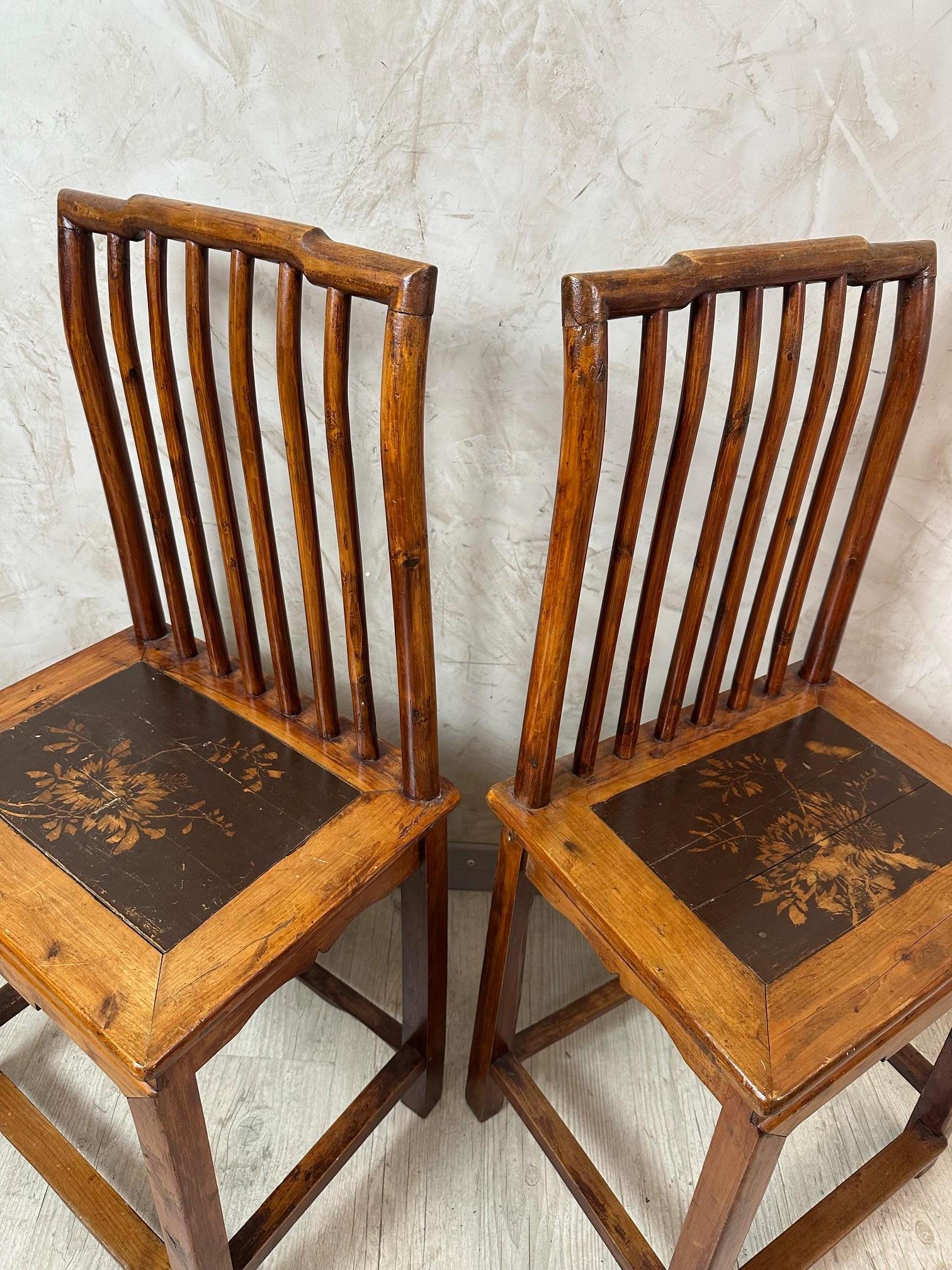 Fin du XIXe siècle Paire de chaises chinoises du 19ème siècle en orme laqué, années 1890 en vente