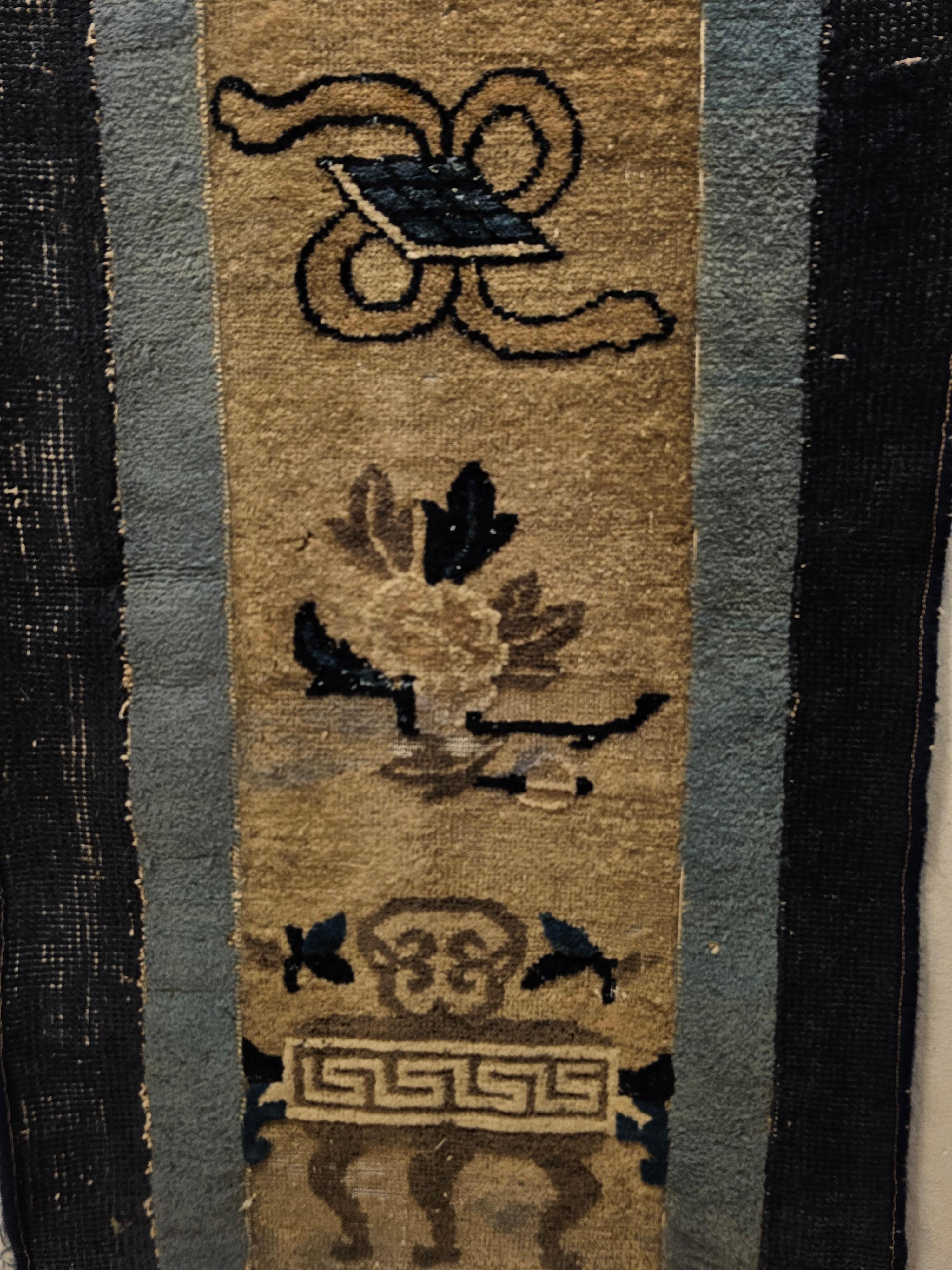Teinture végétale Tapis de couloir étroit chinois de Pékin du 19ème siècle en ivoire et bleu pâle en vente