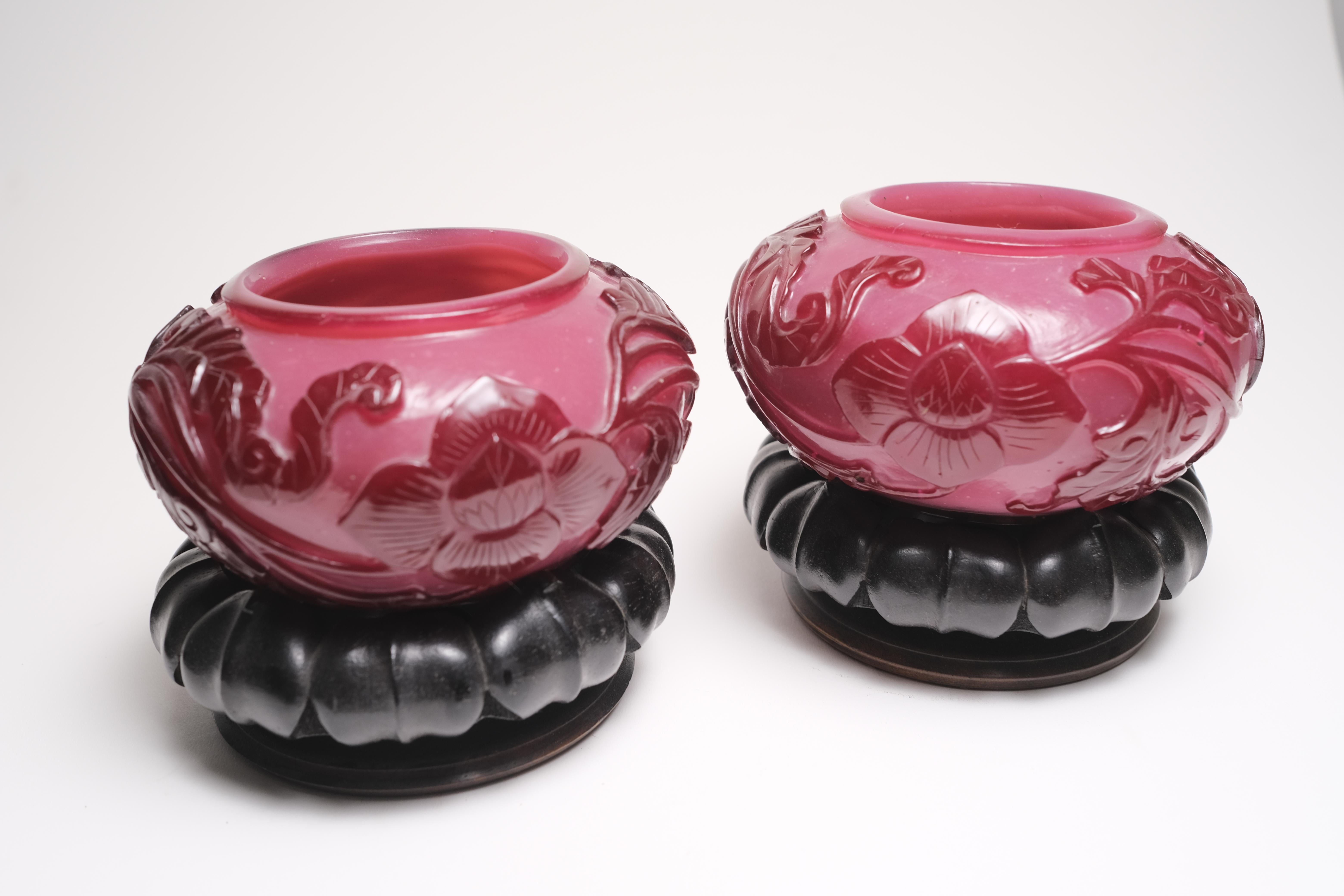 Forme rare. Petites urnes en verre de Pékin sur des supports chinois en bois sculpté. Probablement du 18e siècle. Les supports en bois sculpté ne sont pas d'origine.