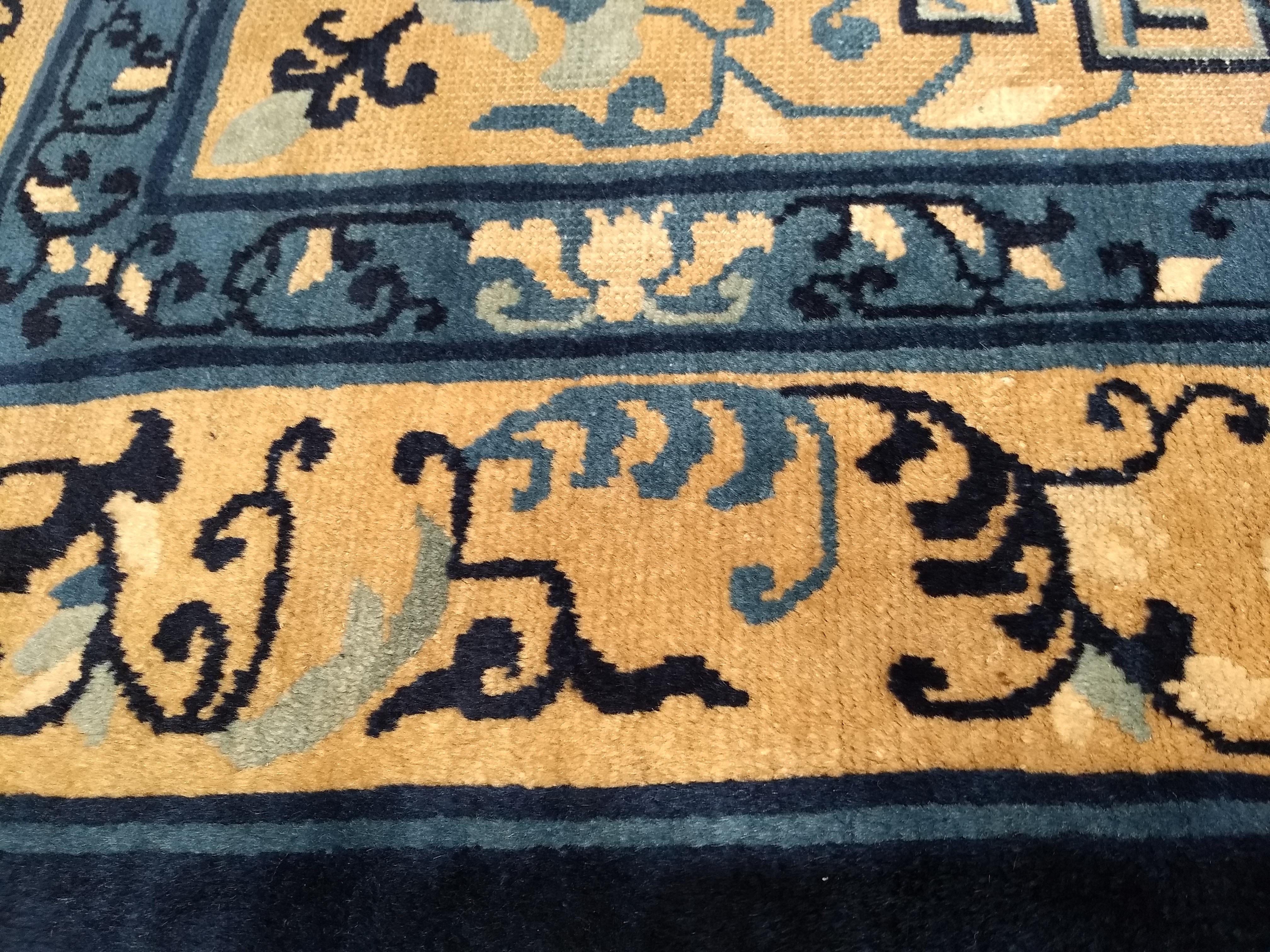 Tapis de couloir Pékin du 19e siècle avec terrain ouvert en ivoire, bleu marine, bleu, vert en vente 4
