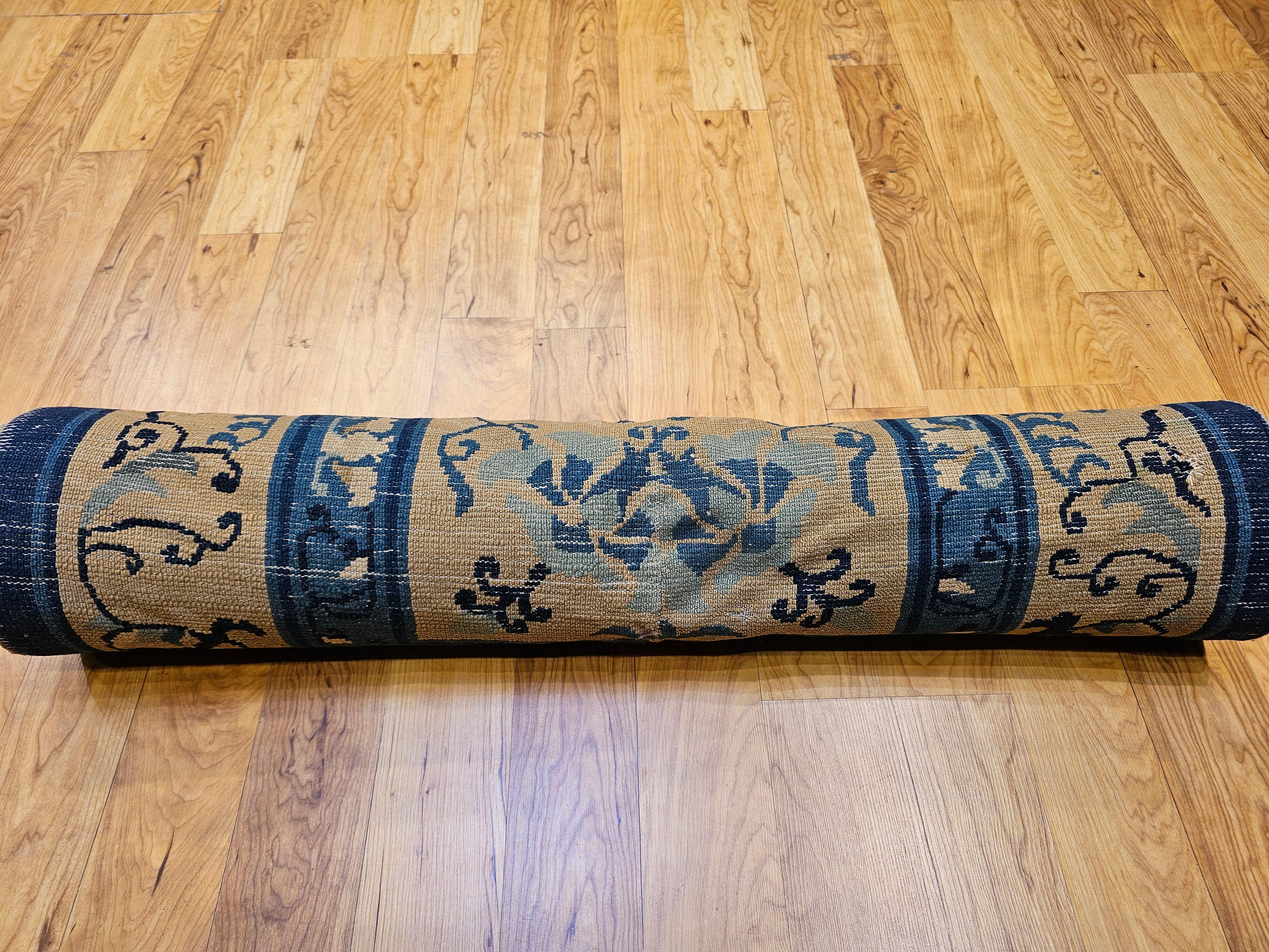 Tapis de couloir Pékin du 19e siècle avec terrain ouvert en ivoire, bleu marine, bleu, vert en vente 6