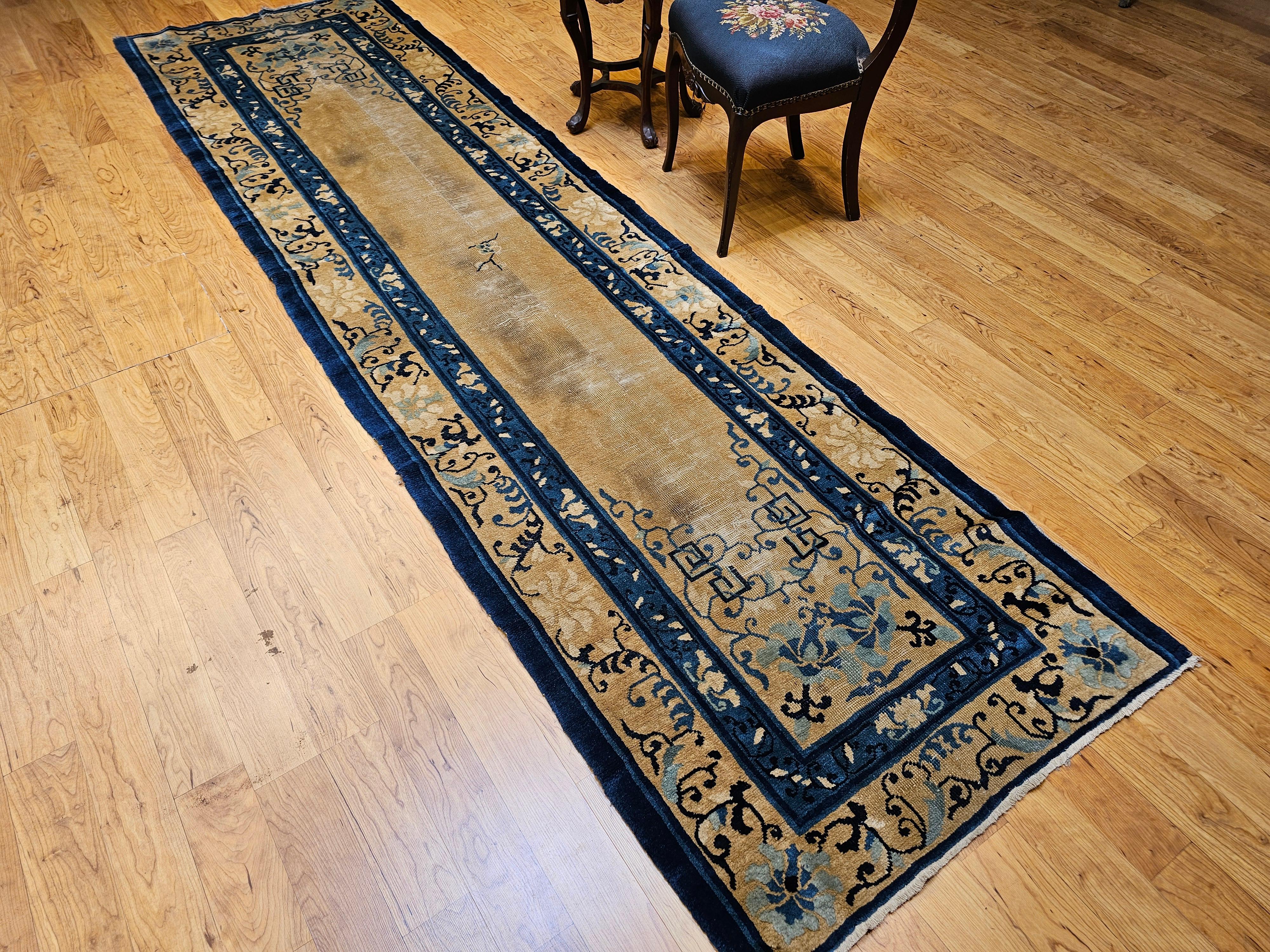 Tapis de couloir Pékin du 19e siècle avec terrain ouvert en ivoire, bleu marine, bleu, vert en vente 7